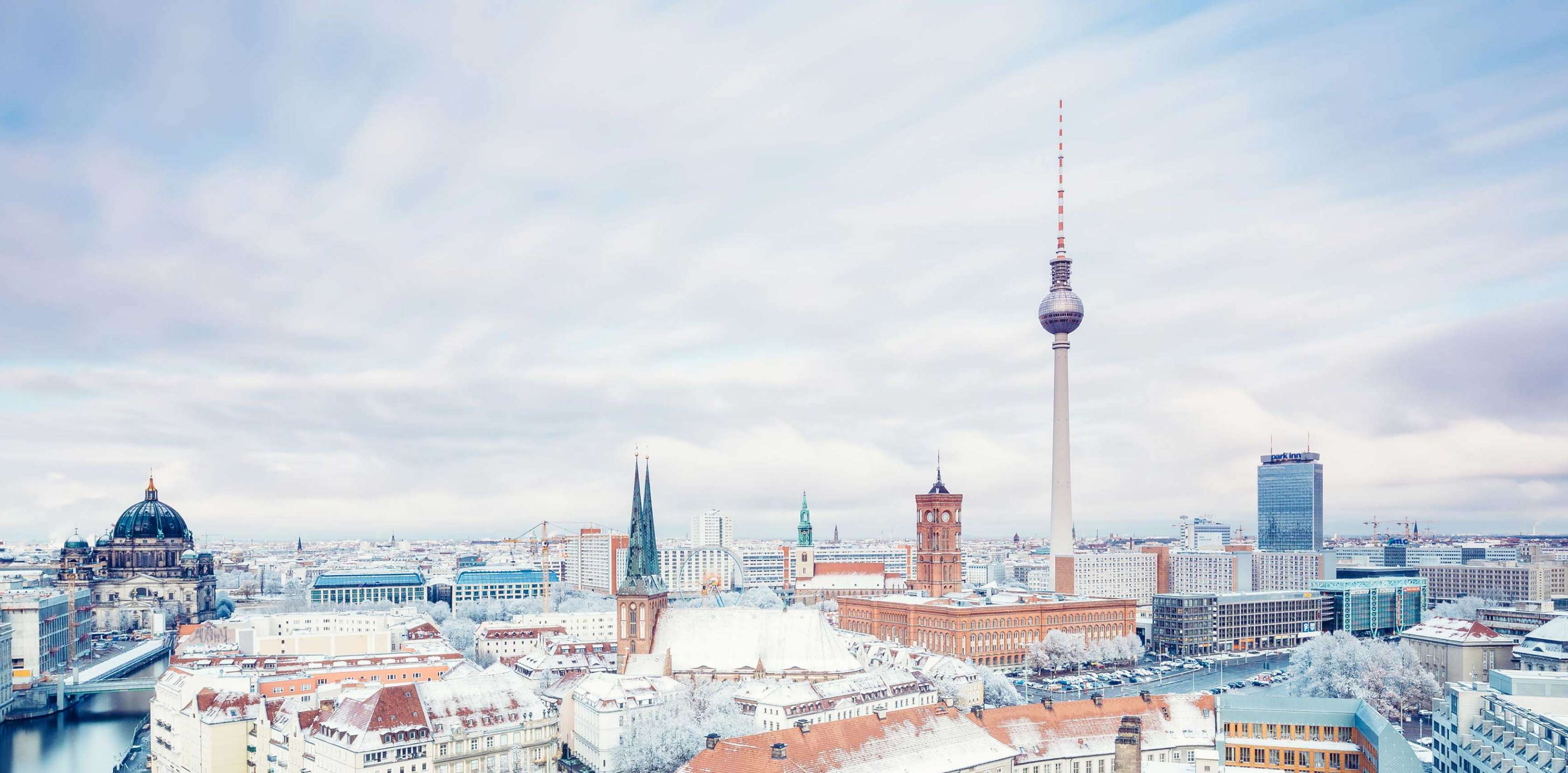 Allianz - Agentursuche Berlin: Berliner Skyline mit Fernsehturm am Tag 
