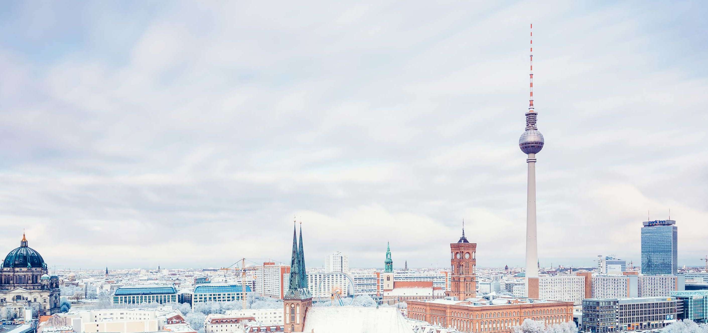 Allianz - Agentursuche Berlin: Berliner Skyline mit Fernsehturm am Tag 