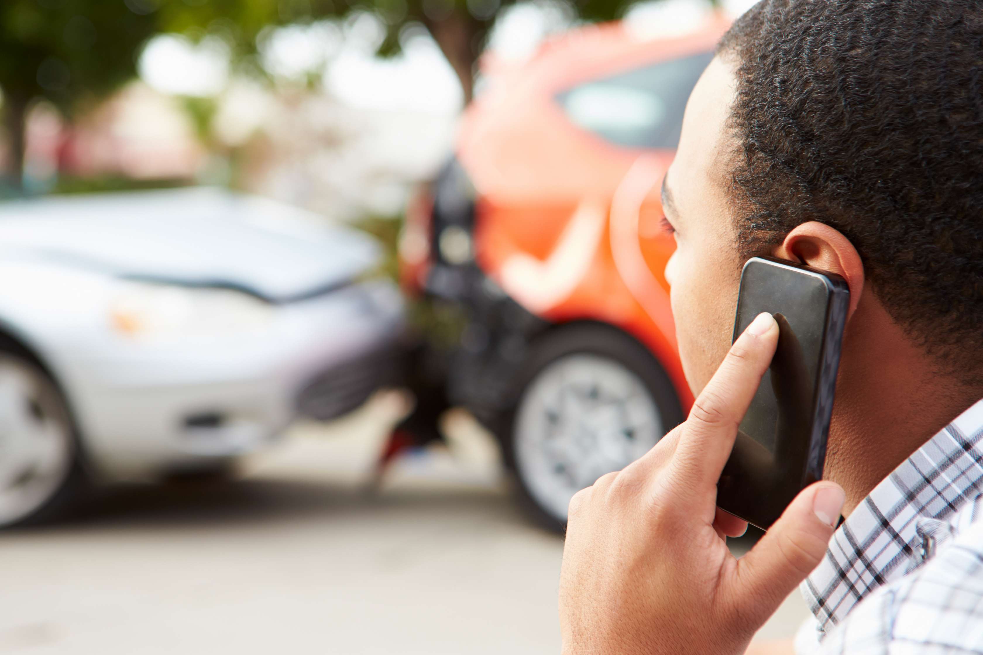 Mann telefoniert wegen Autounfall