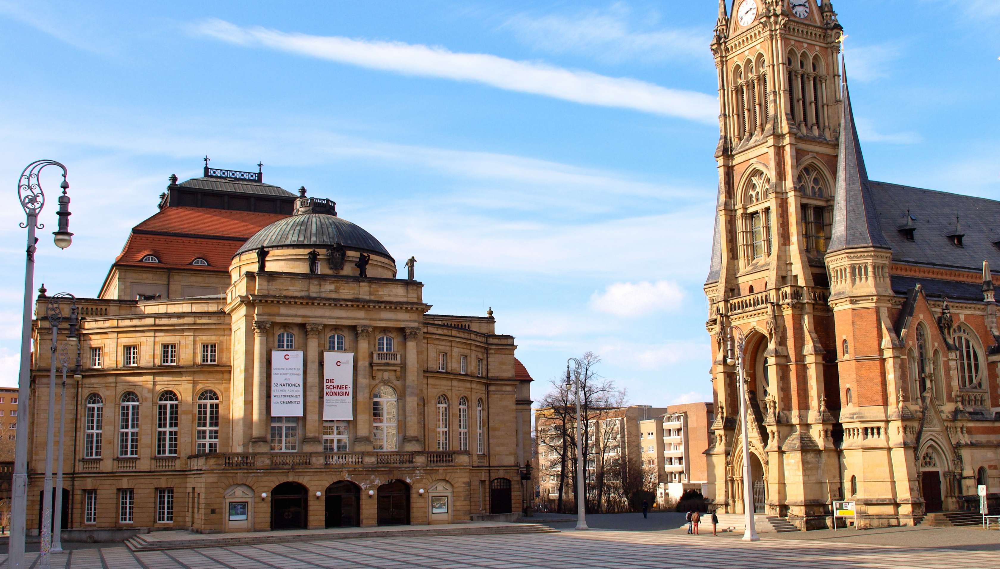 Blick auf den Theaterplatz mit Opernhaus und St. Petrikirche in Chemnitz