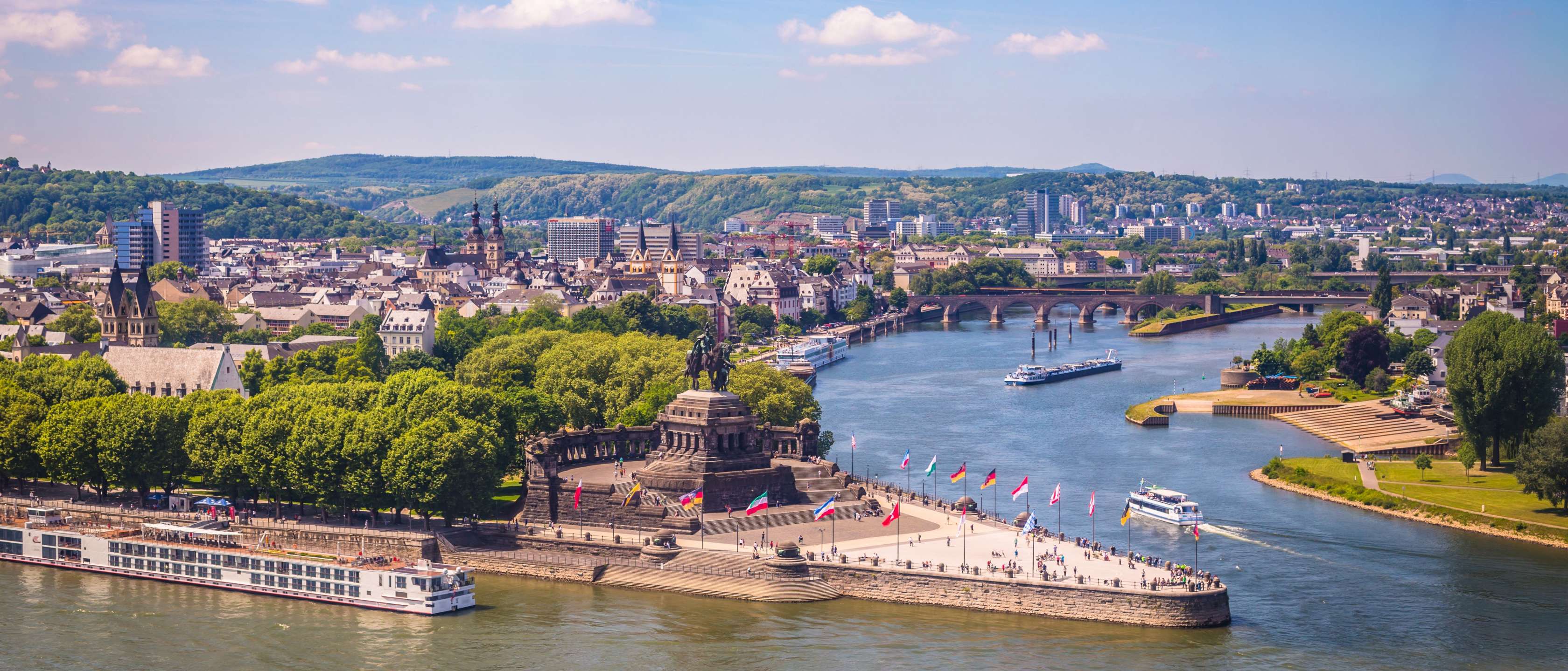 Blick auf den Zusammenfluss von Rhein und Mosel am Deutschen Eck, Koblenz