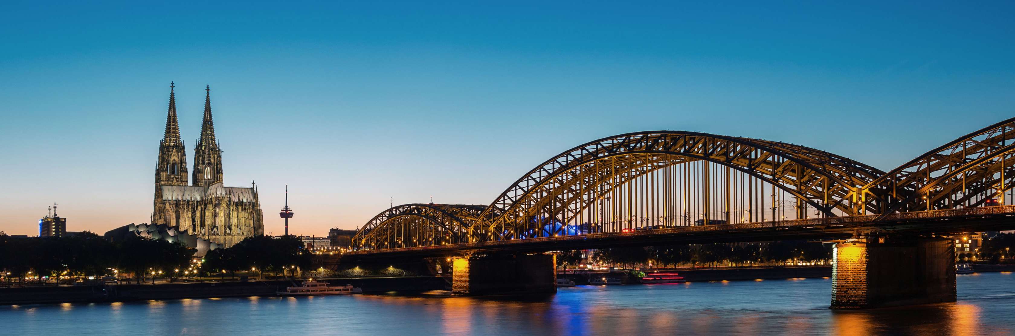 Versicherung in Köln - Blick auf die Hohenzollernbrücke und den Kölner Dom 