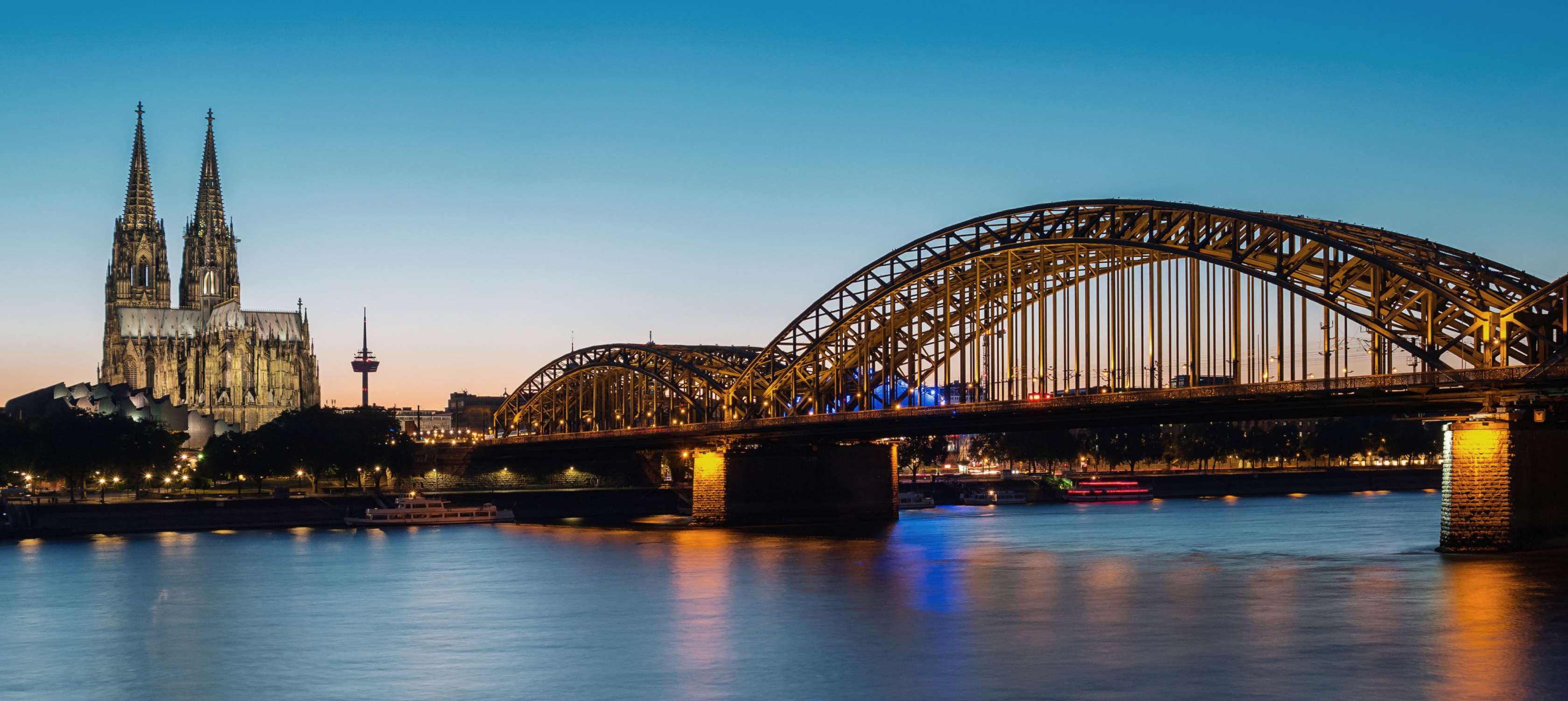 Blick auf die Rheinbrücke und den Kölner Dom bei Nacht
