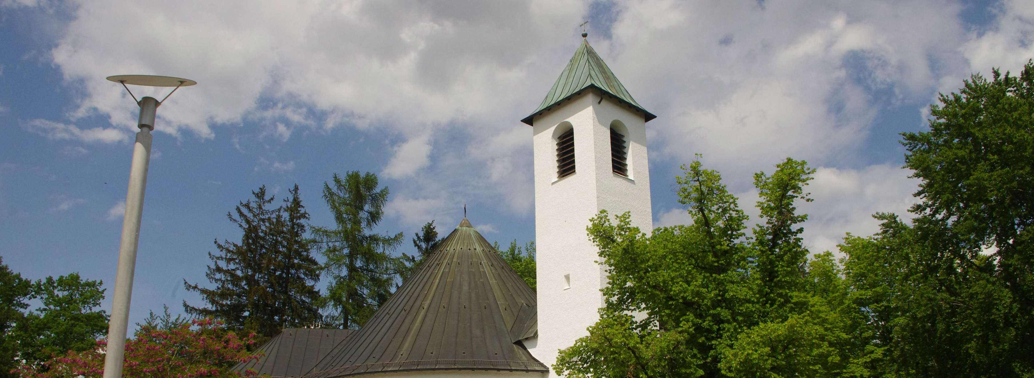 Kirche vor einem blauen Himmel in Ottobrunn