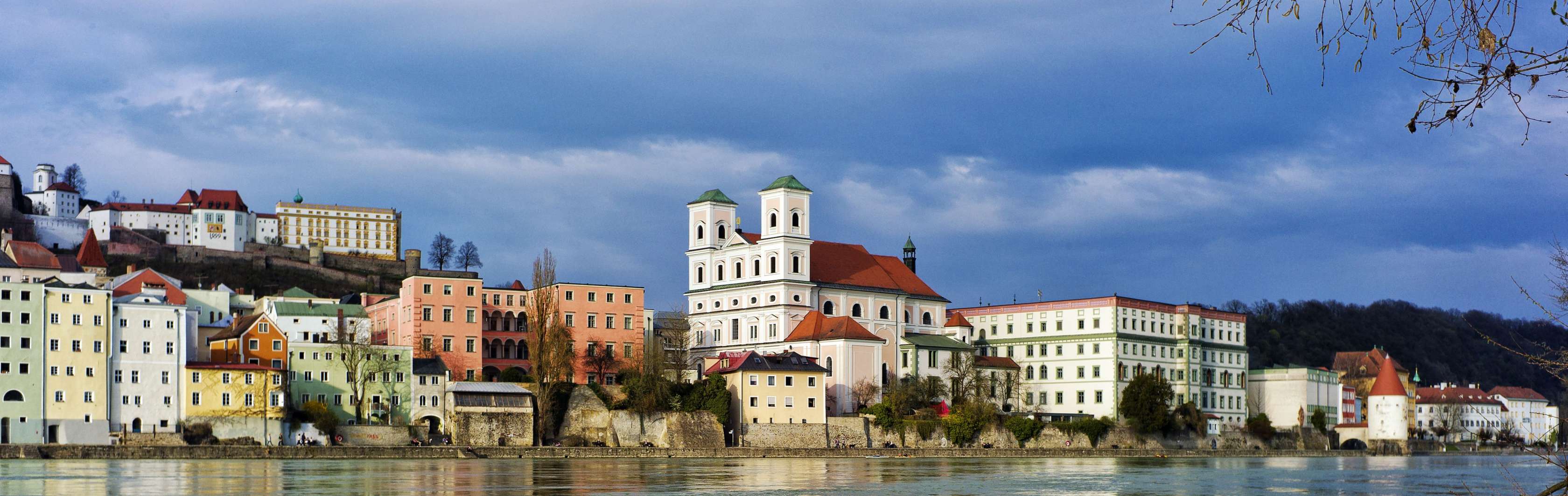 Ein Blick über die Altstadt von Passau, mit St. Michael und der Donau im Vordergrund