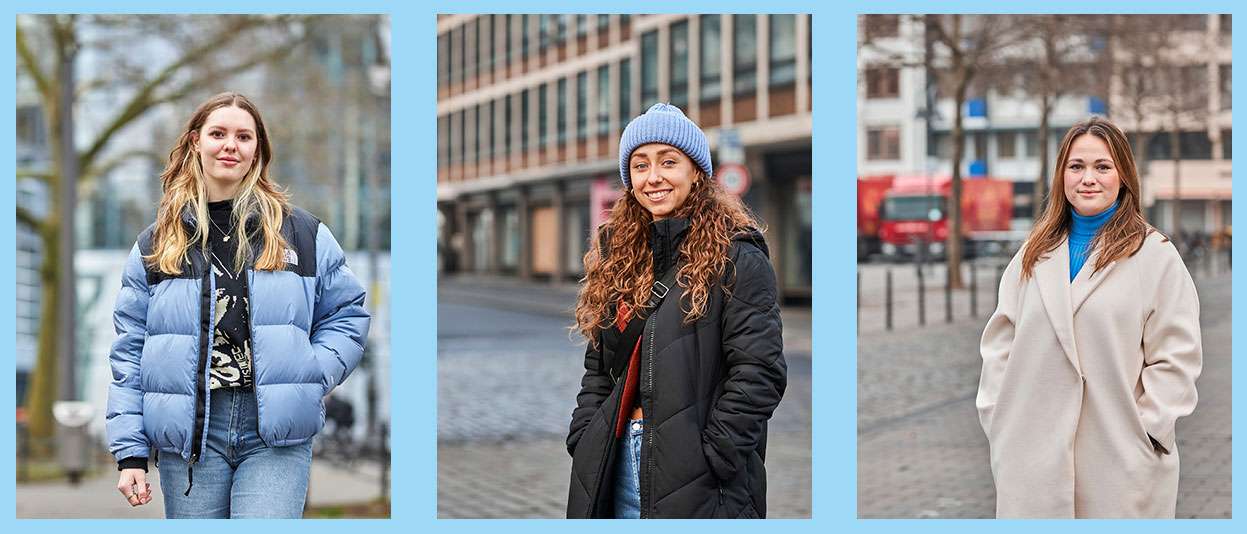 Drei junge Frauen  sprechen über Geldanlage und Altersvorsorge.