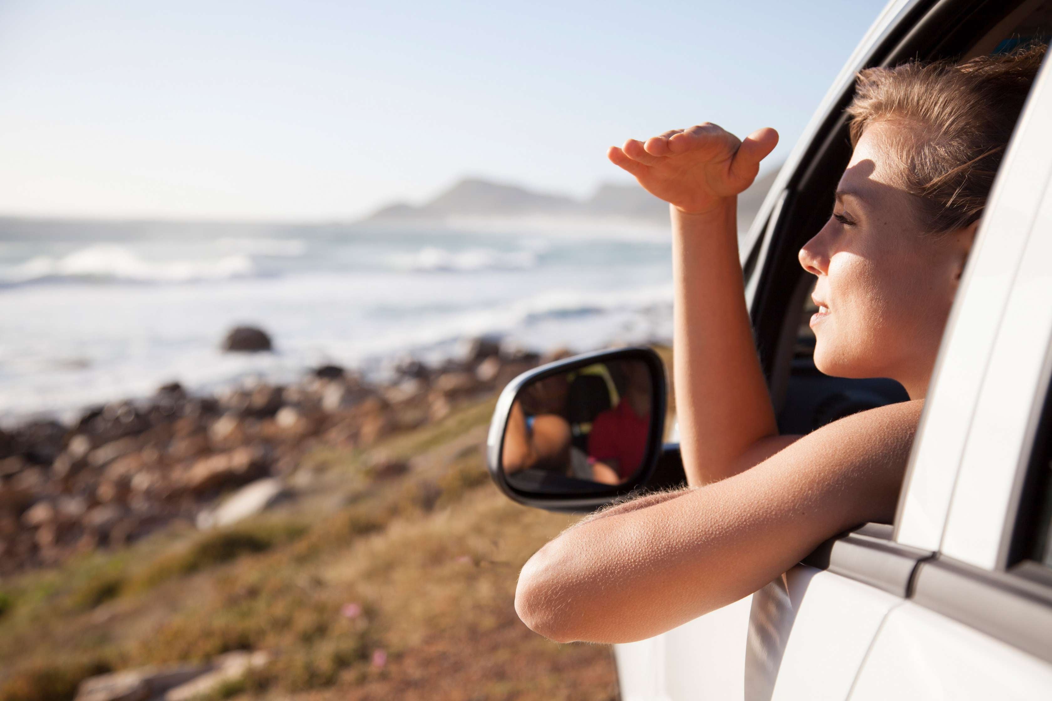 Allianz  - Kfz-Versicherung, Auslandsschadenschutz Angebot: Ein Mann in blauer Jacke hockt nachdenklich am Straßenrand. Im Hintergrund ist Rauch zu sehen, auf der Straße liegen Autoteile.