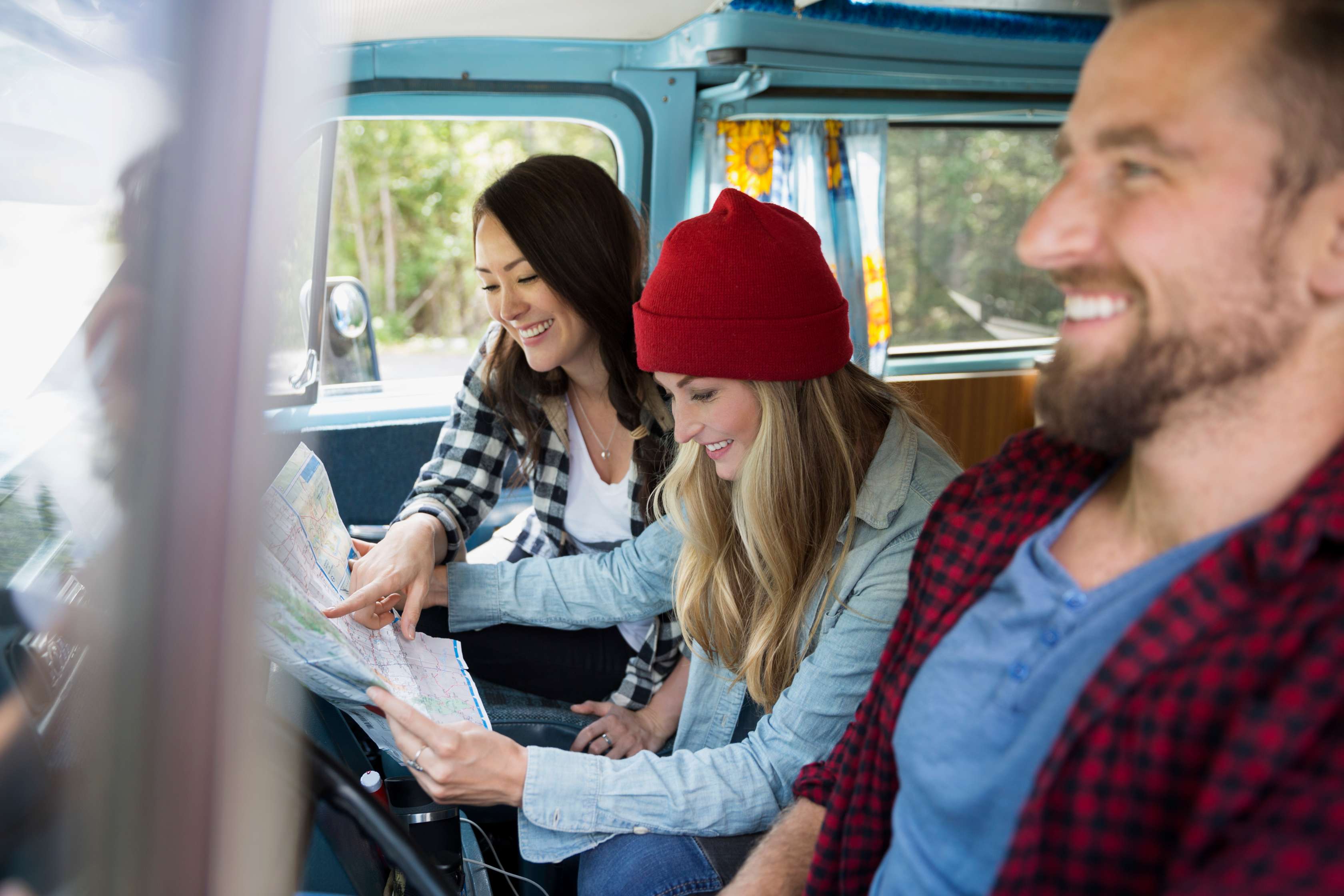 Allianz - Mallorca-Police Angebot: Mann kniet telefonierend auf Landstraße vor Auto mit Frontschaden