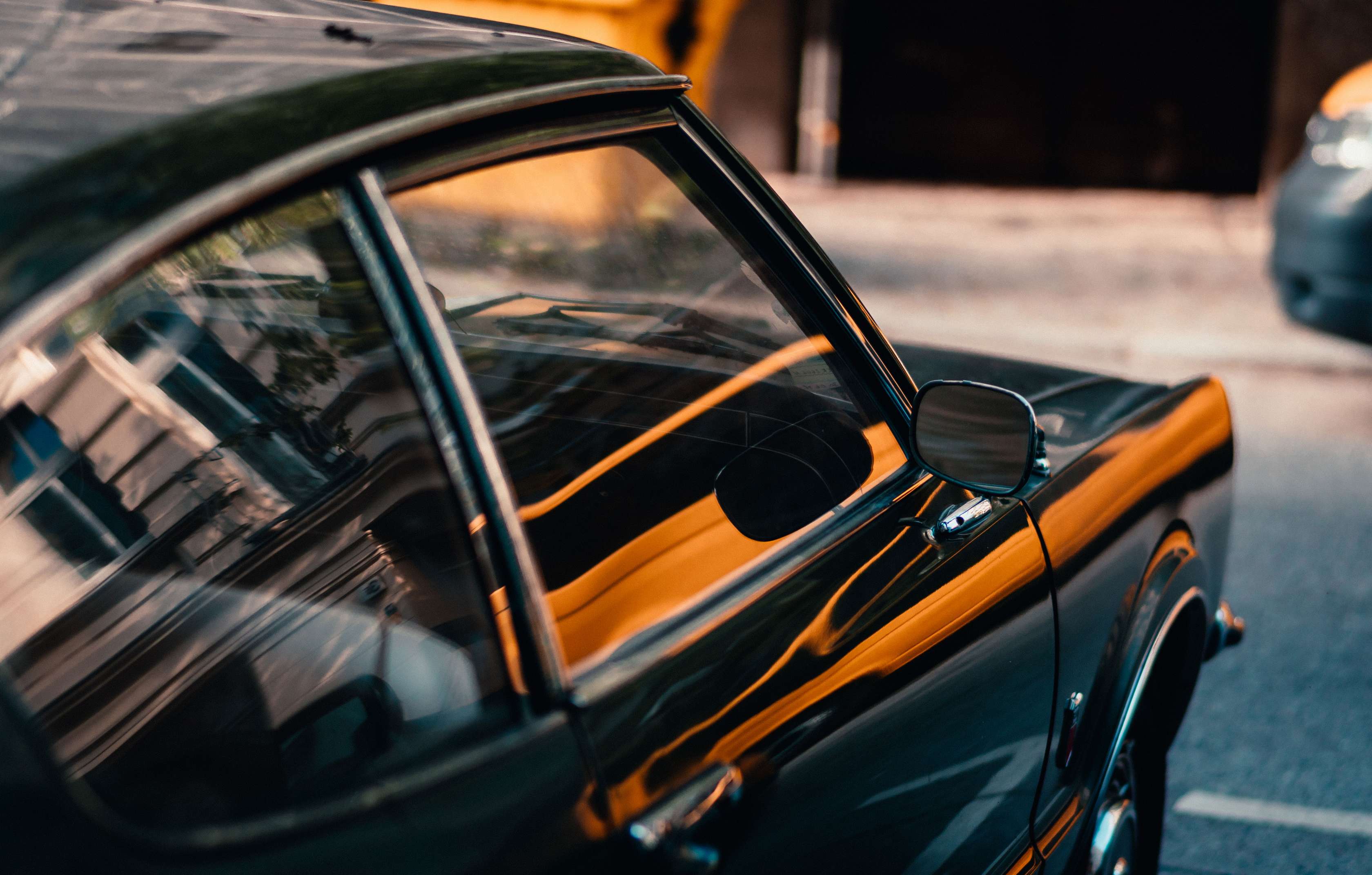 Allianz - Youngtimer-Versicherung Angebot: Nahaufnahme eines schwarzen Youngtimer-Pkw.