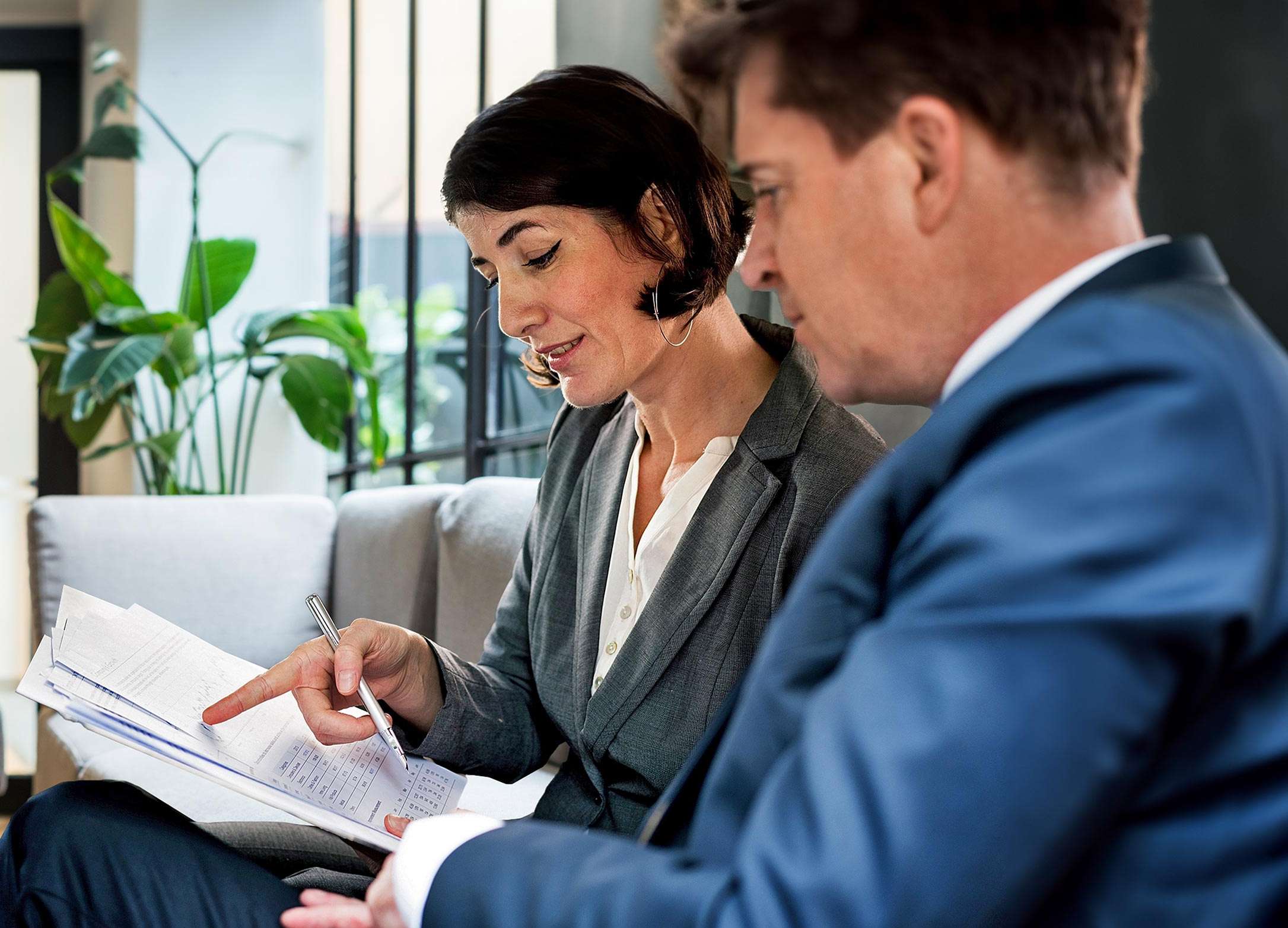 Allianz - D&O-Versicherung: Geschäftsleute sitzen zu einer Besprechung in einem Konferenzraum zusammen.