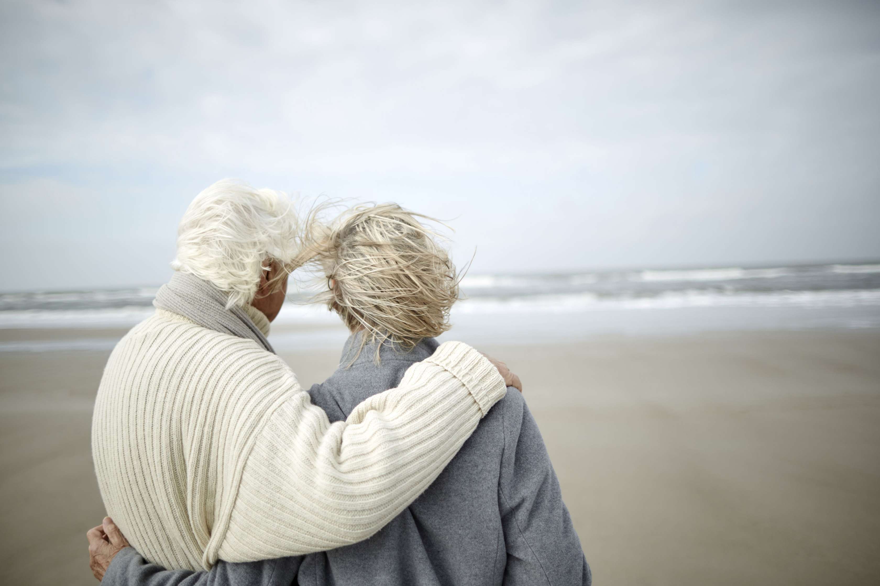 Allianz - Sterbegeldversicherung: Ehepaar schaut vom Strand auf das Meer