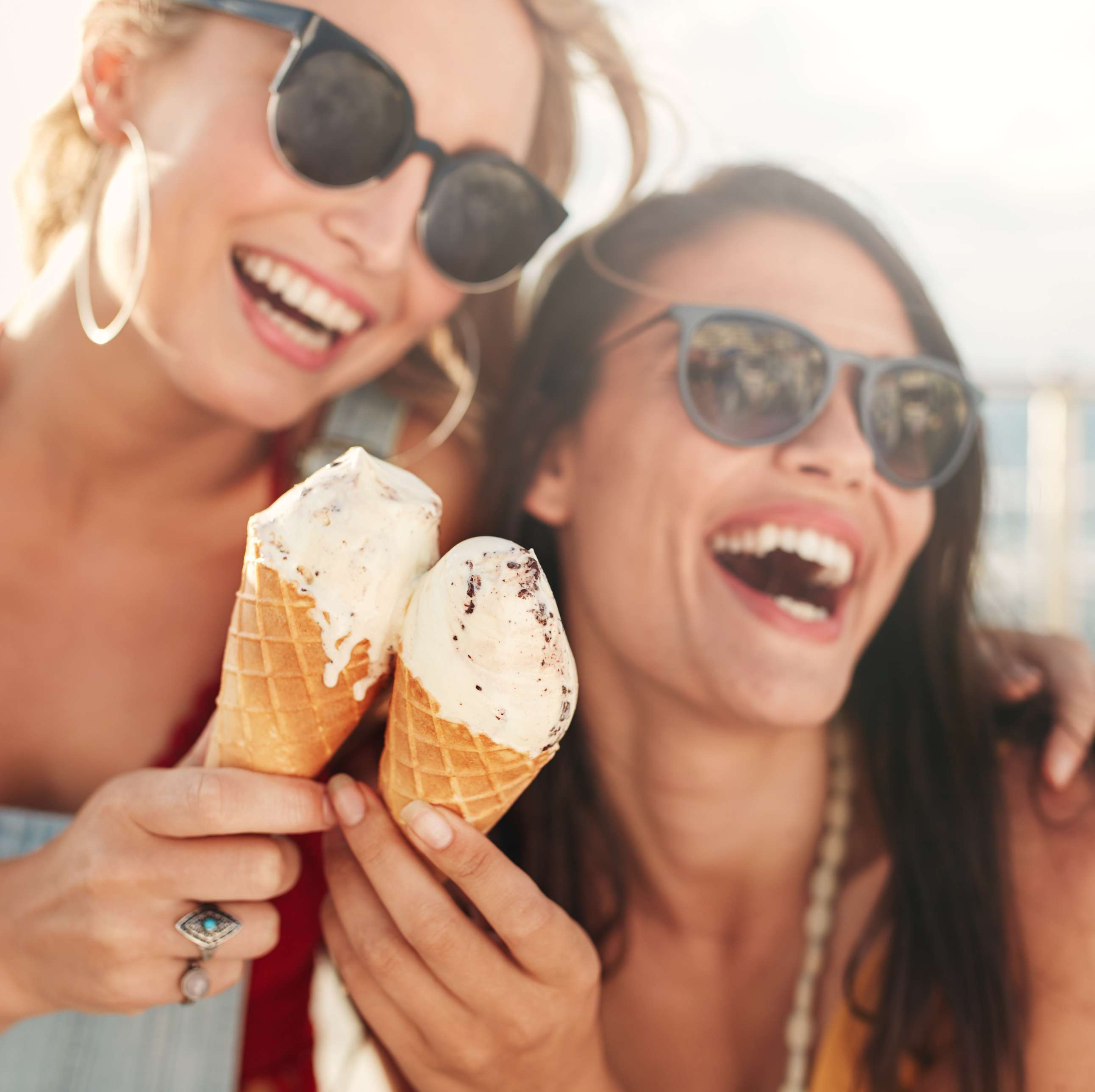 Allianz - Allianz Zahnzusatzversicherung: Frauen essen Eis und lachen 