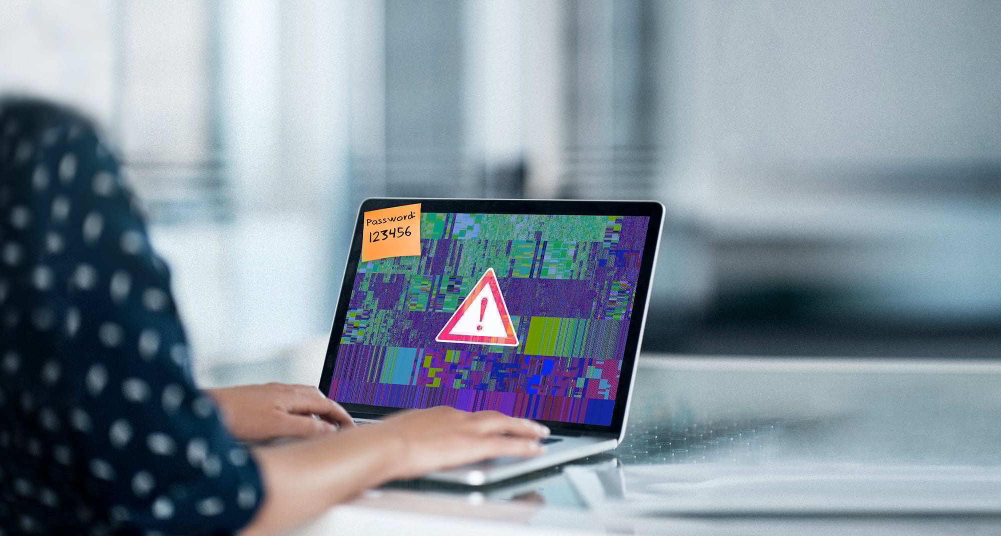 Allianz -CyberSchutz: Frau mit Laptop am Schreibtisch