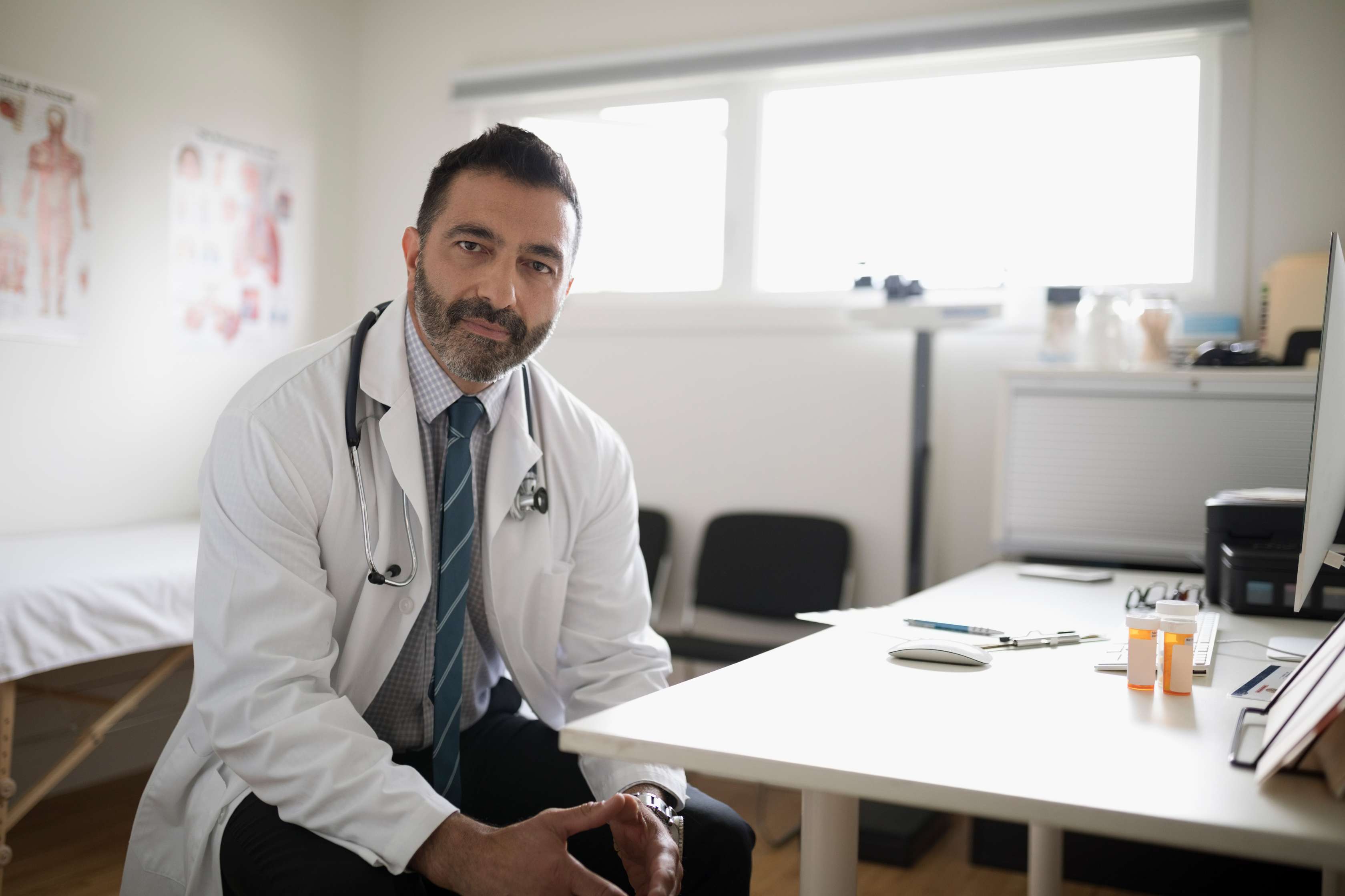 Allianz - Praxispolice für Ärzte: Arzt am Schreibtisch