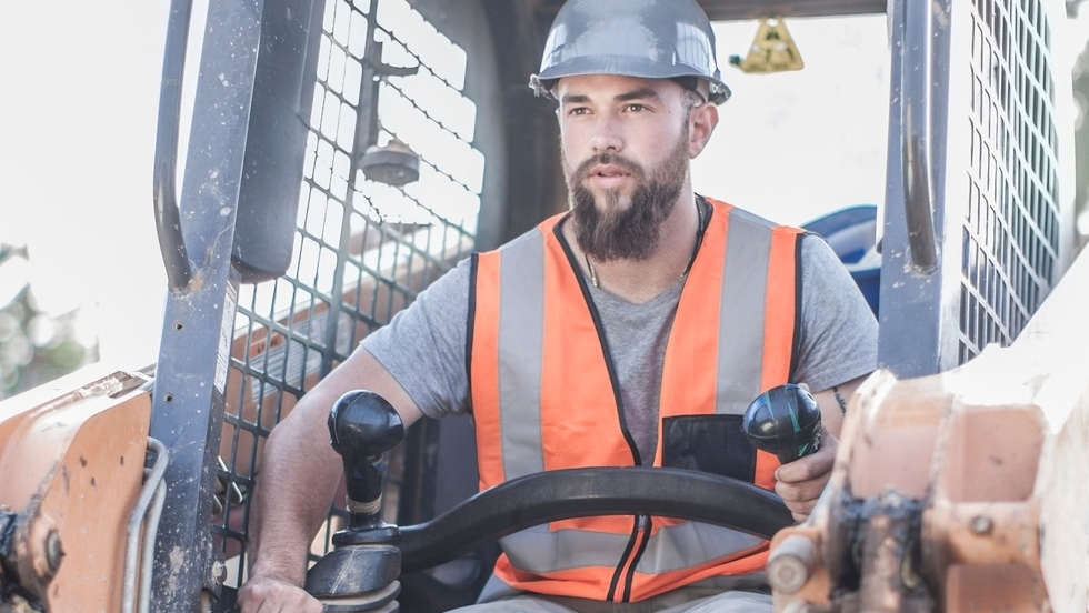 Allianz - Maschinen- und Kaskoversicherung: Bauarbeiter im Bagger