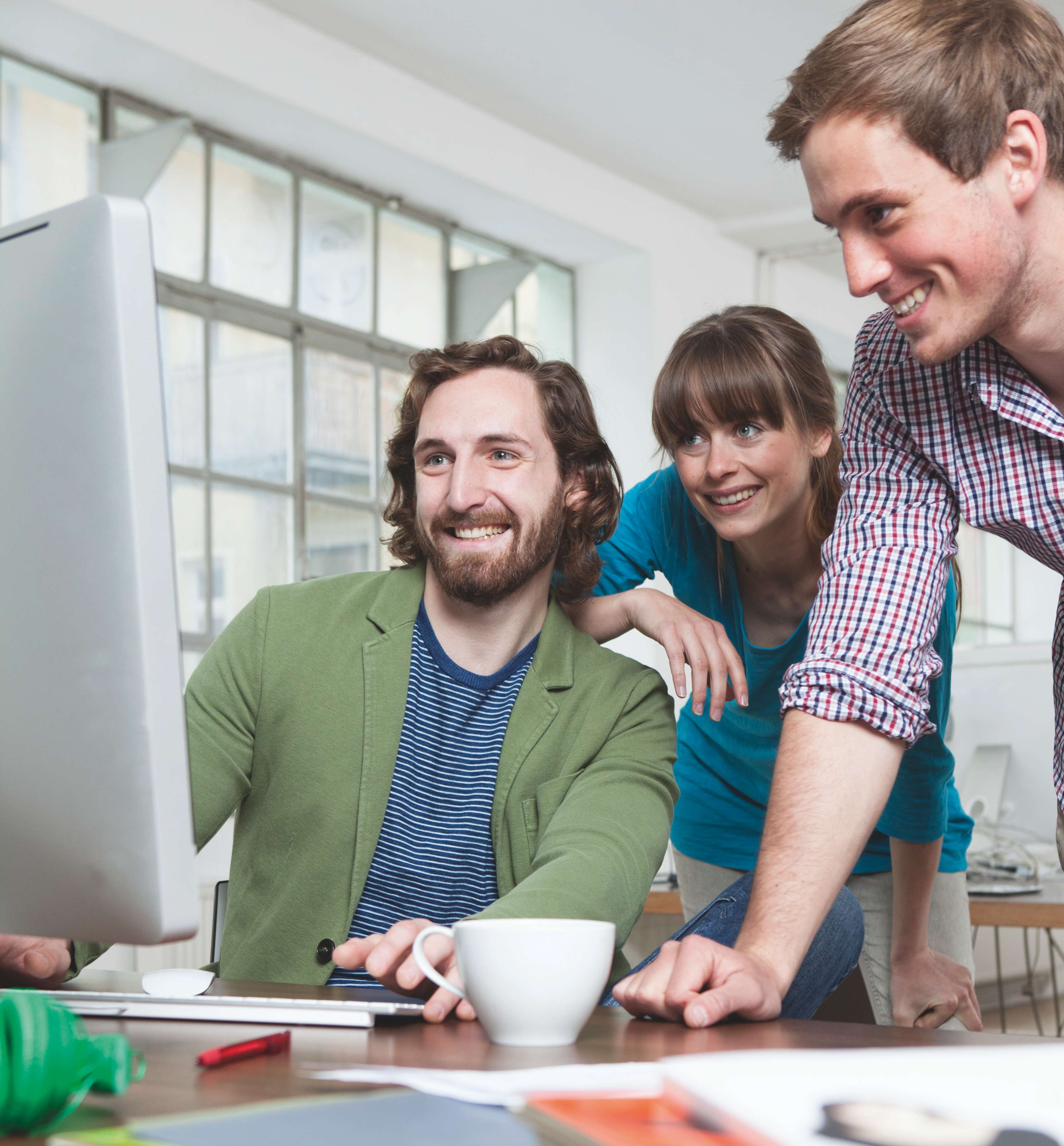 Allianz - Betriebliche Krankenversicherung: Mann mit  2 Kollegen vorm Computer