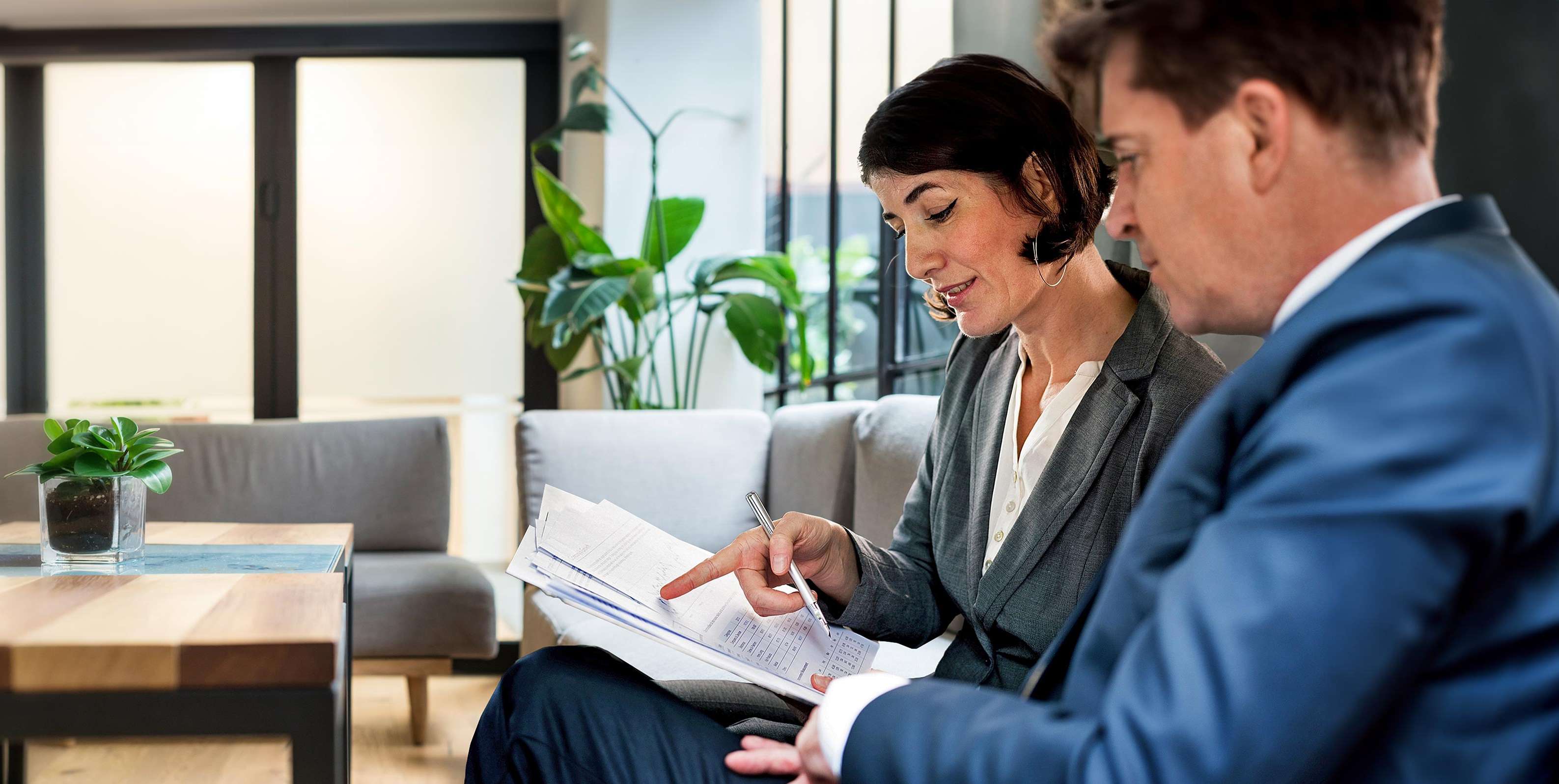 Allianz - Gesellschafter-Geschäftsführer-Versorgung: Geschäftsmann am Schreibtisch