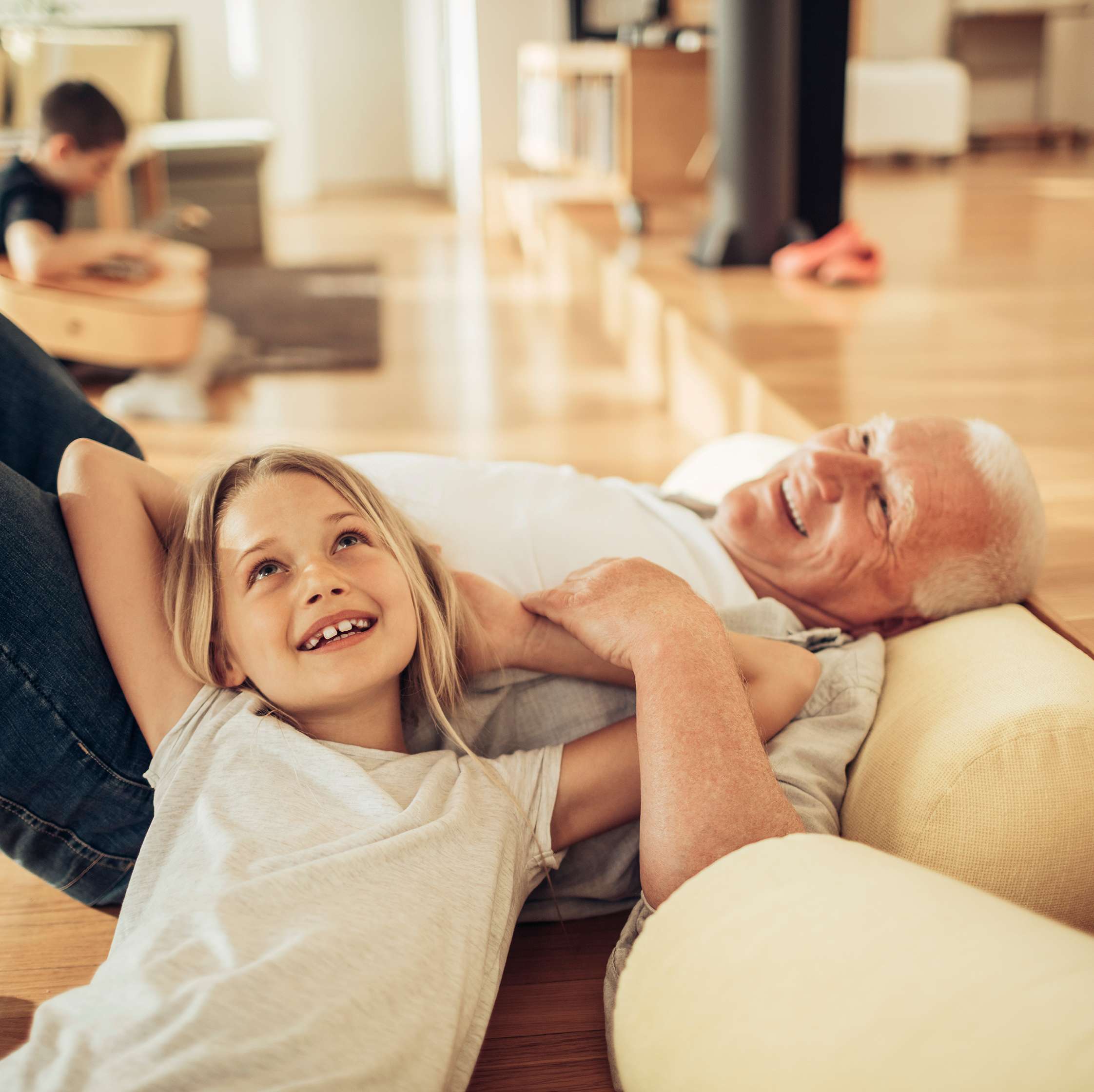 Allianz - Private Vorsorge für alle Generationen: Großvater und Enkelin