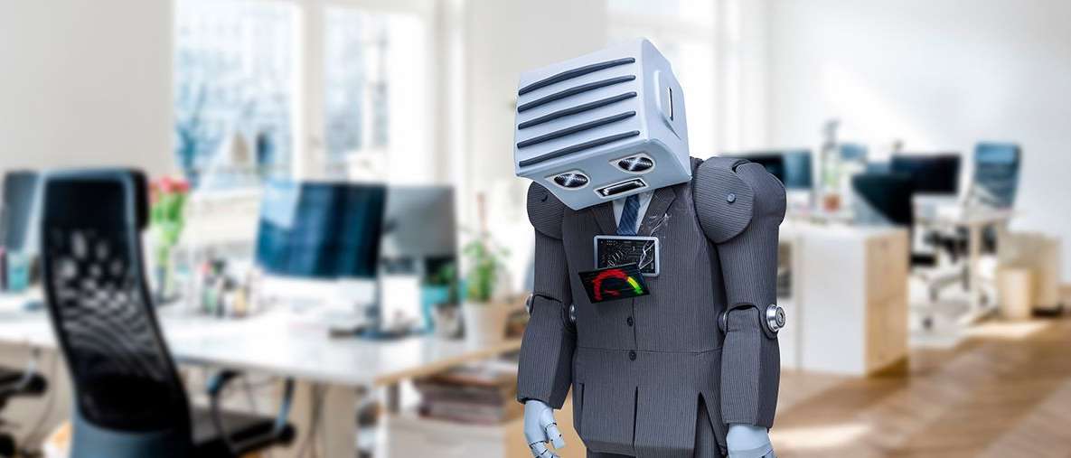 In einem Büro steht ein defekter Roboter in einem Anzug.
