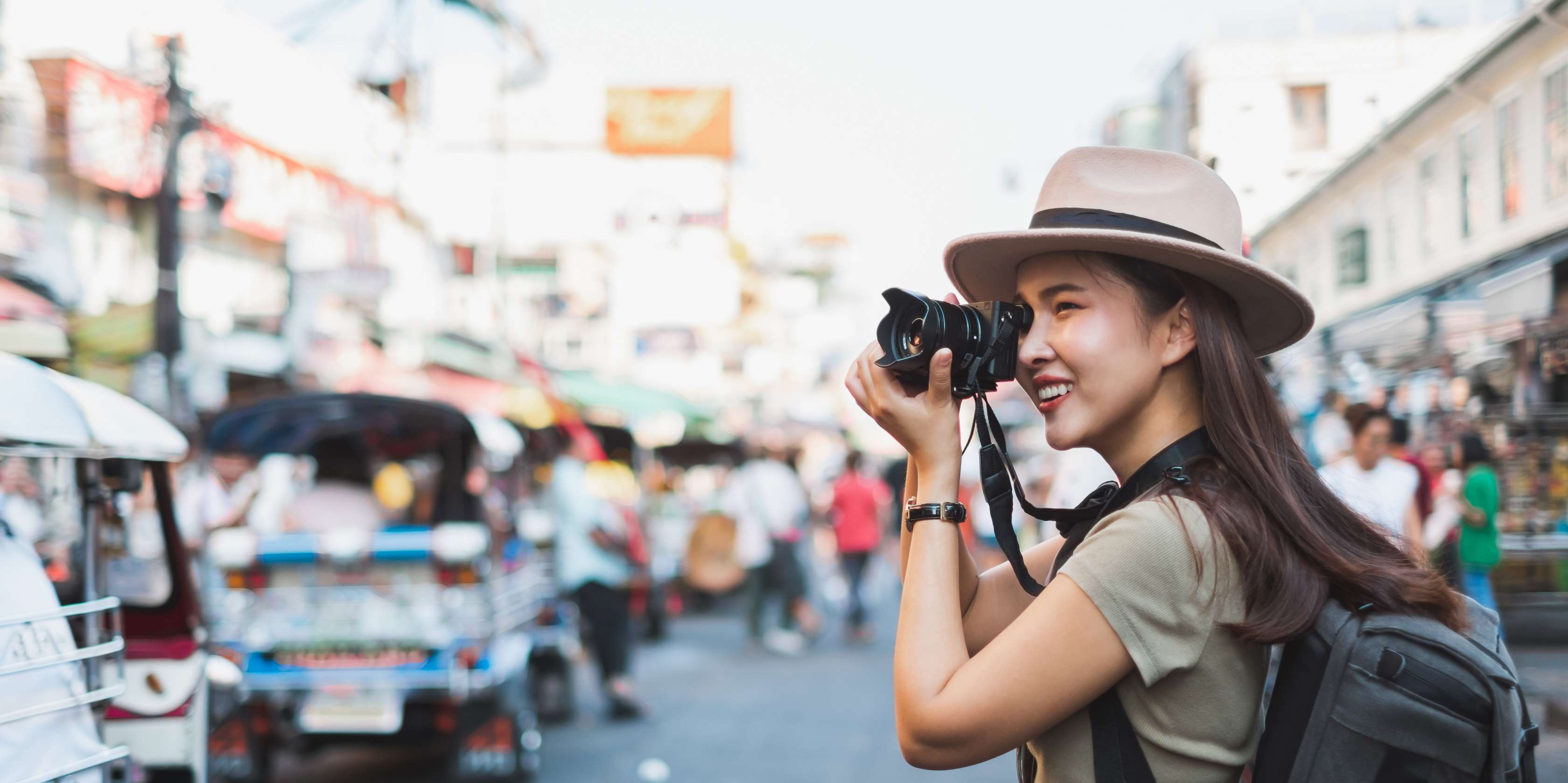 Junge Frau mit Kamera in einer Stadt