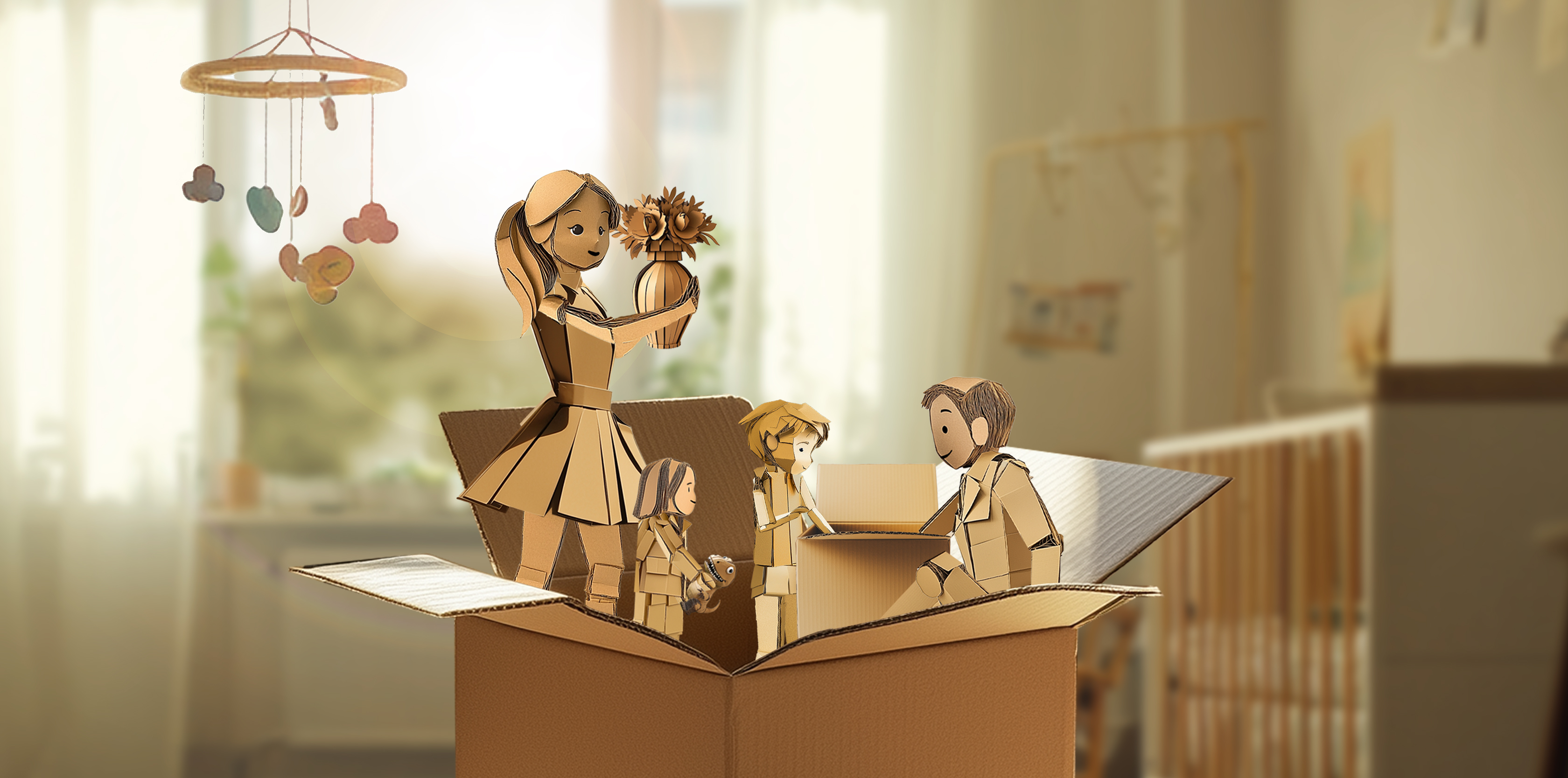 KI-generiertes Bild für die aktuelle Werbekampagne Hausratversicherung: Eine aus Karton gestaltete Familie mit Vater, Mutter und zwei Kindern packt gemeinsam Dinge aus einem Umzugskarton aus. Die Mutter hält eine Vase mit Blumen in der Hand. Die Szene vermittelt eine Umzugsszenerie.