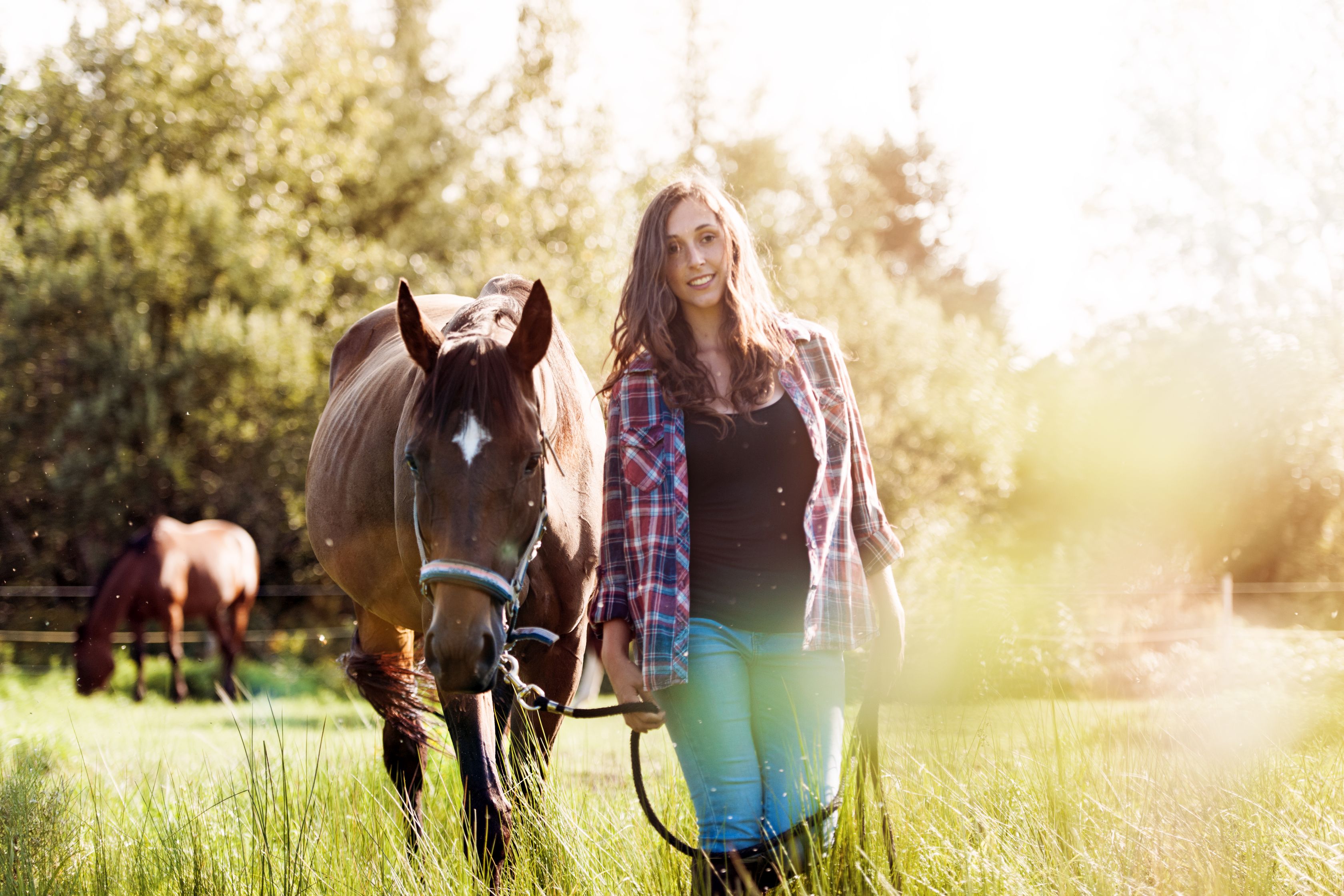 Junge Frau mit Pferd im Freien