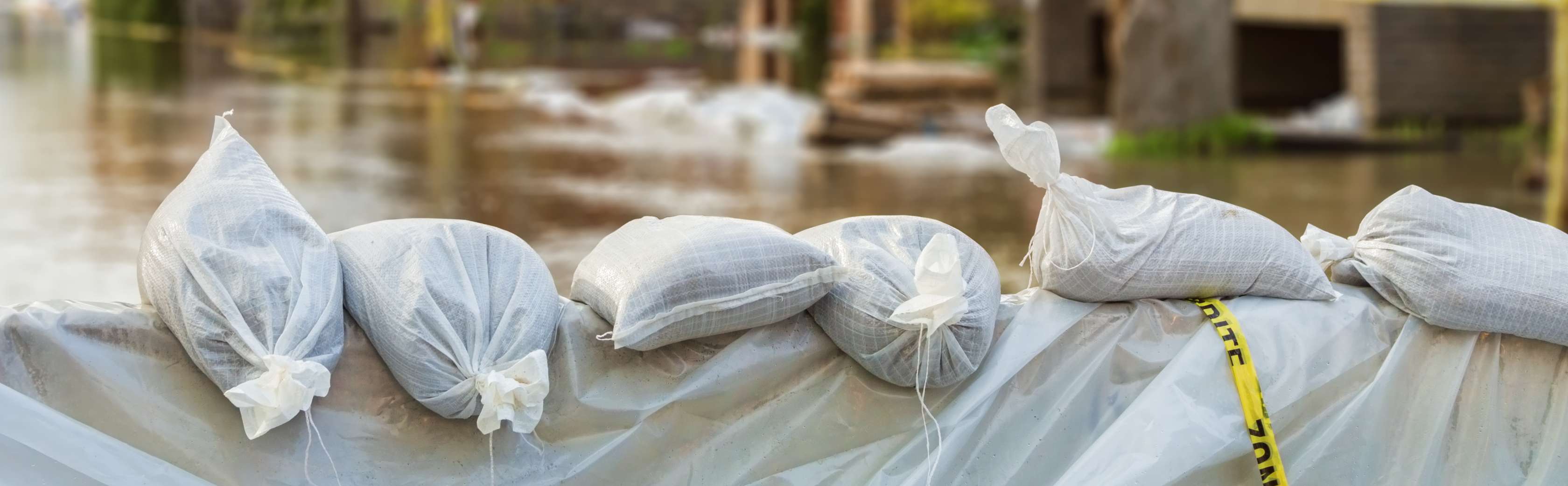 Sandsäcke auf der Straße schützen Häuser vor Überschwemmung