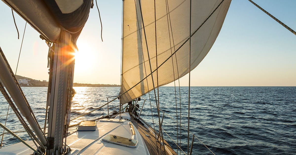 Allianz - Bootsversicherung Angebot: Ein Paar sitz auf seinem Boot und genießt die Sonne