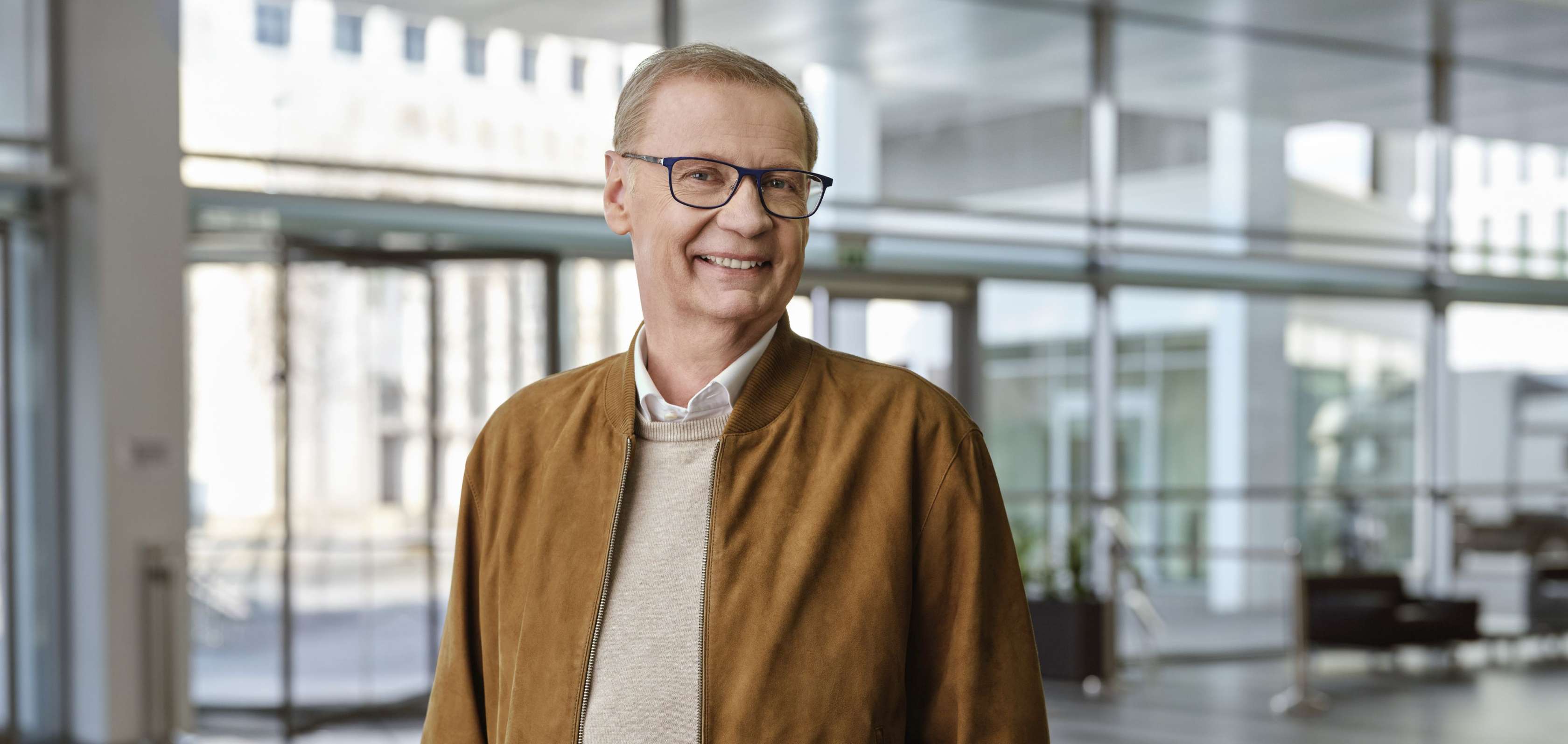 Vorteile des Altersvorsorgedepots bei der Allianz: Günther Jauch steht in einer Abflughalle.