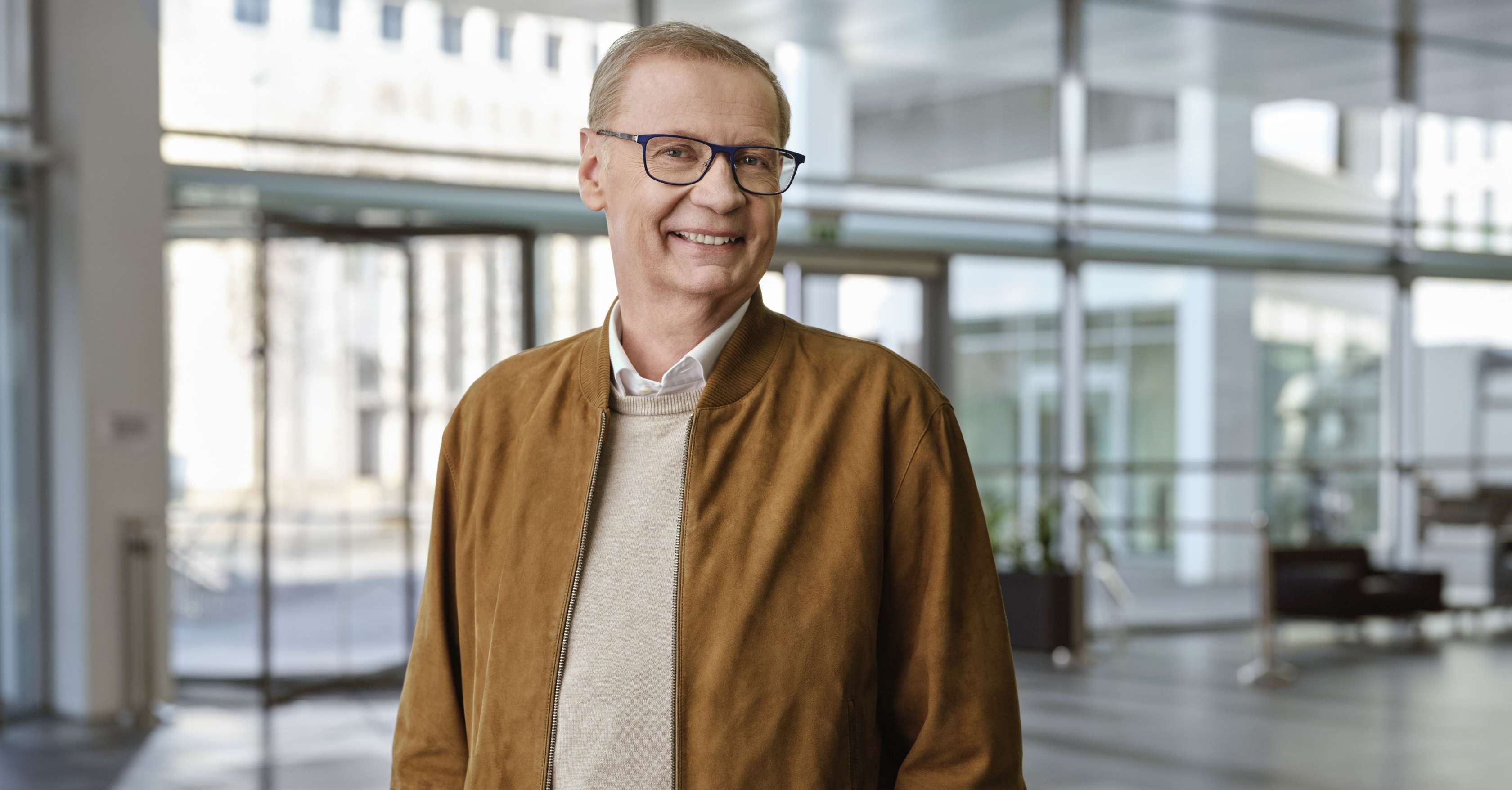 Vorteile des Altersvorsorgedepots bei der Allianz: Günther Jauch steht in einer Abflughalle.