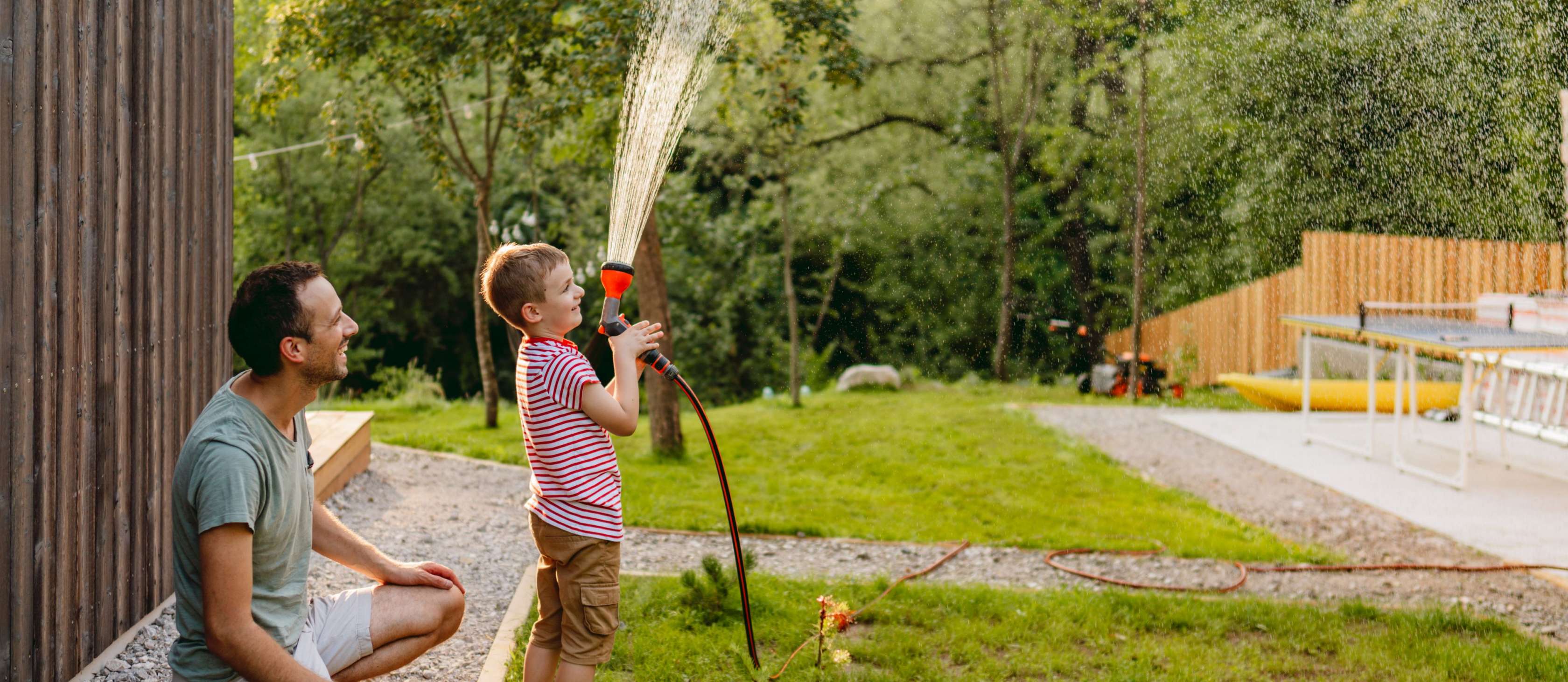 Vater mit Sohn im Garten. In der unteren rechten Bildecke ist ein Siegel eingebunden: Die Allianz wurde von FOCUS-MONEY als finanzstärkster Lebensversicherer Europas im Langfristvergleich über 5 Jahre ausgezeichnet. Diese Anerkennung basiert auf einem Test der 10 größten Lebensversicherer Europas, der in der Ausgabe 47/2024 von FOCUS-MONEY veröffentlicht wurde.