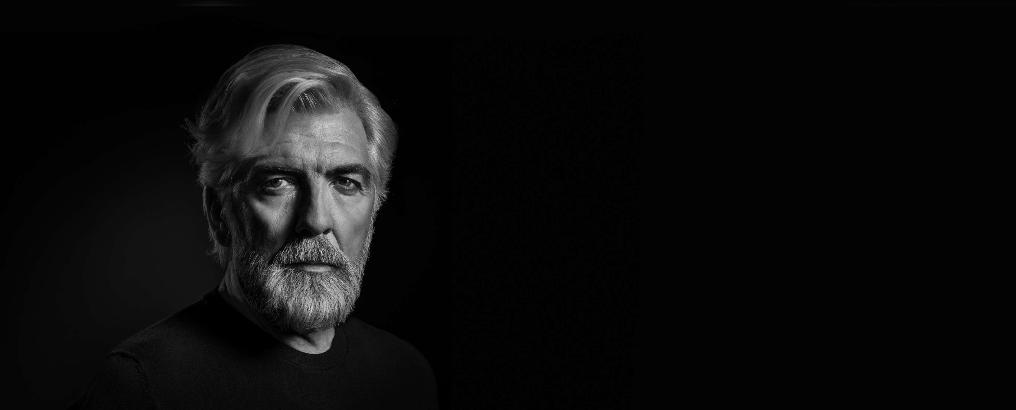 Vermögensanlage: Ein älterer Mann schaut in die Kamera.