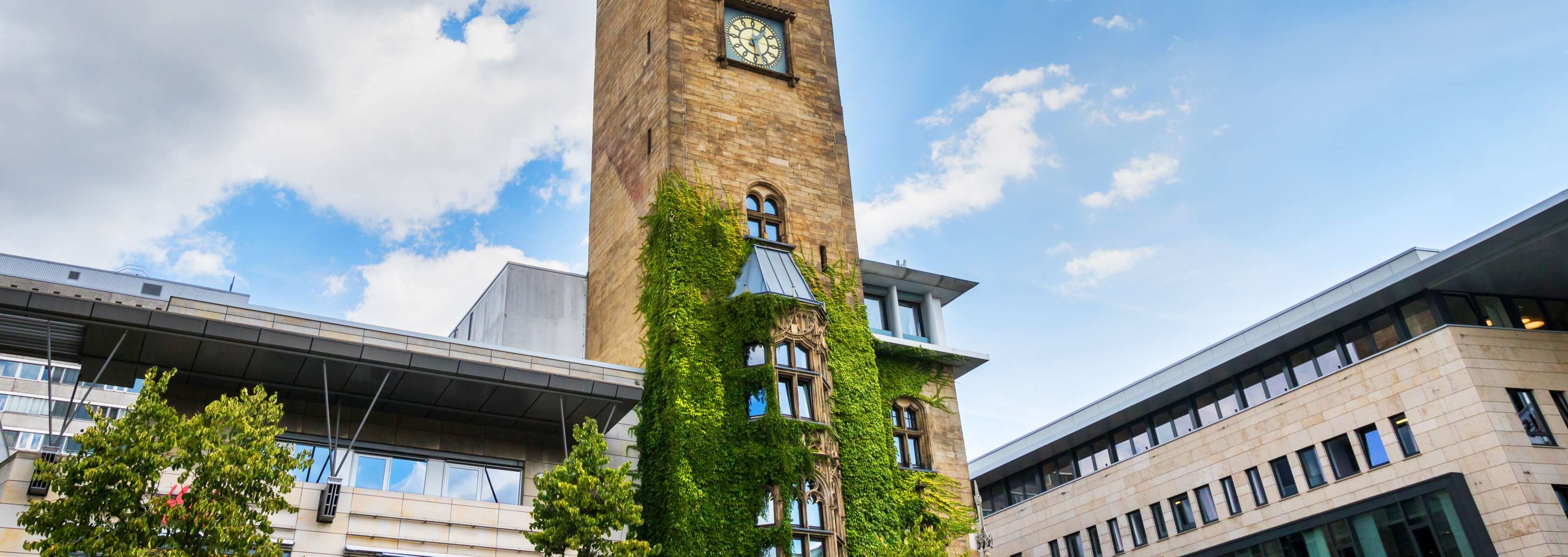 Blick auf den Rathausturm auf dem Friedrich-Ebert-Platz in Hagen