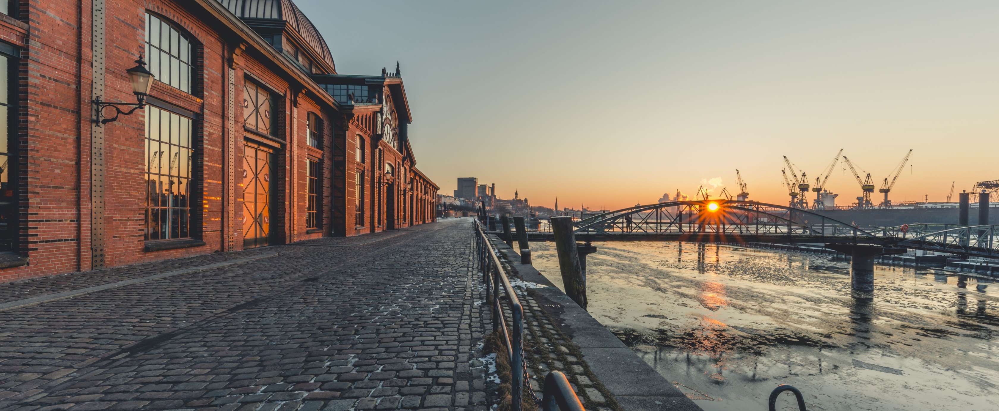Allianz Kfz-Versicherung Hamburg: Blick auf den Hamburger Hafen bei Sonnenuntergang