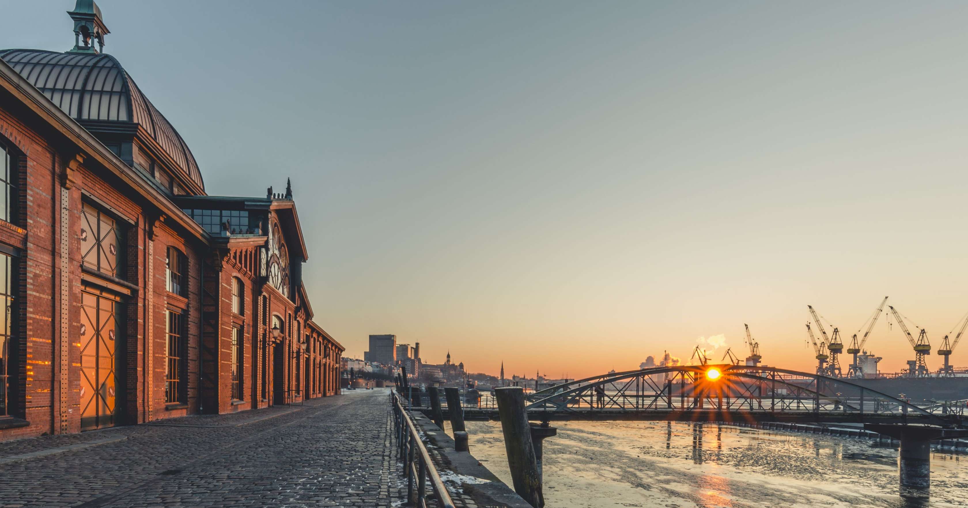 Allianz - Agentursuche Hamburg: Sonnenuntergang am Hamburger Hafen