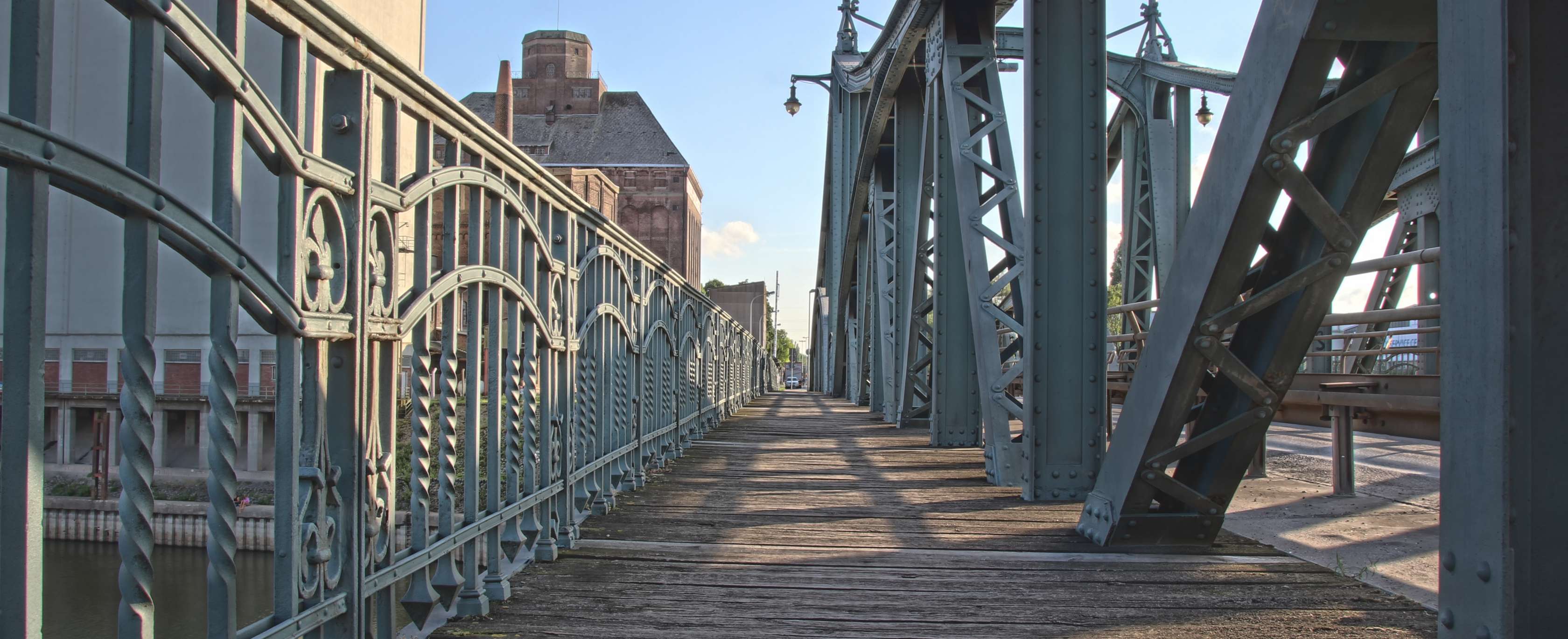 Allianz Versicherung in Krefeld: Drehbrücke in Krefeld Uerdingen