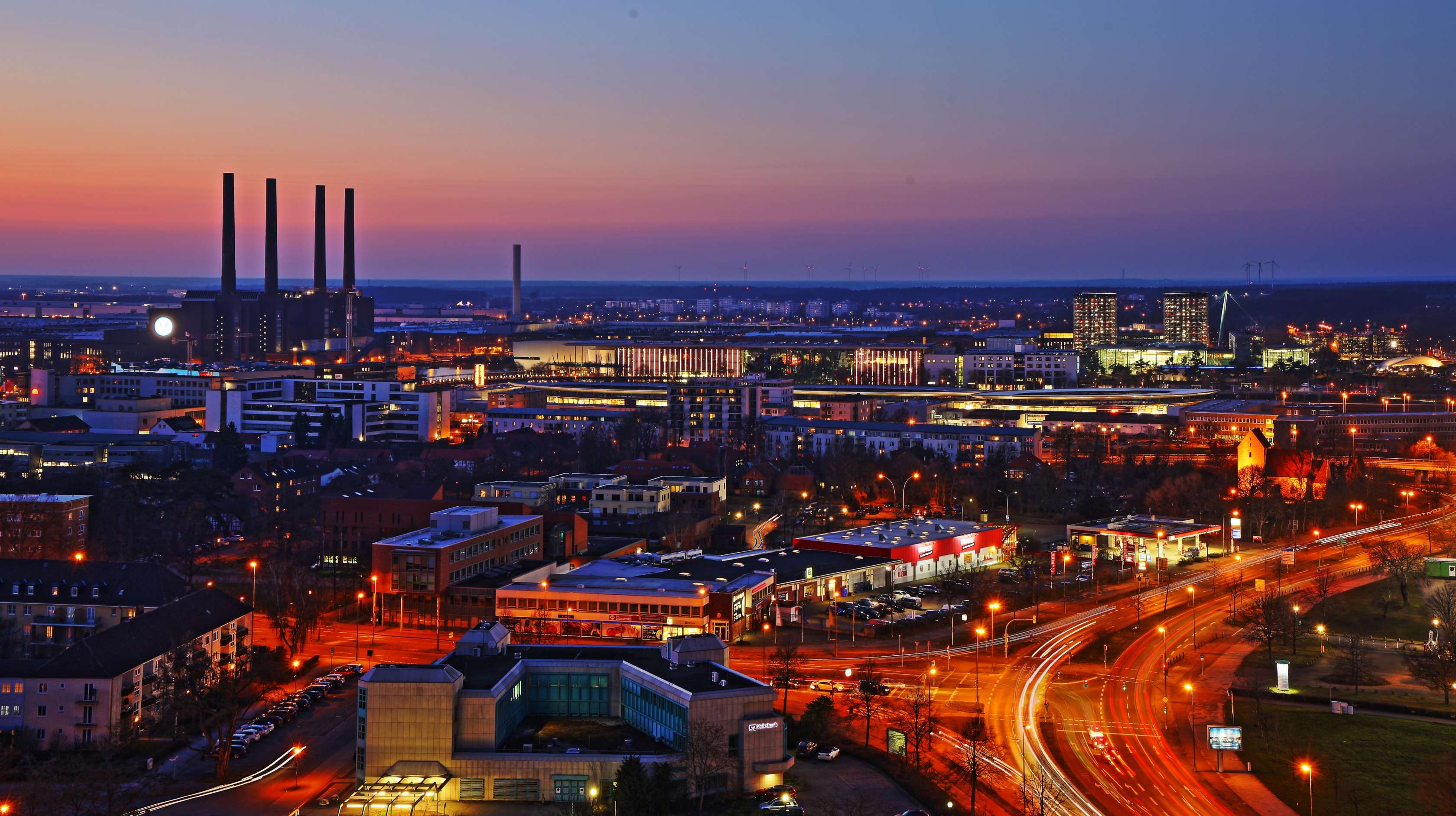 Skyline von Wolfsburg bei Sonnenuntergang