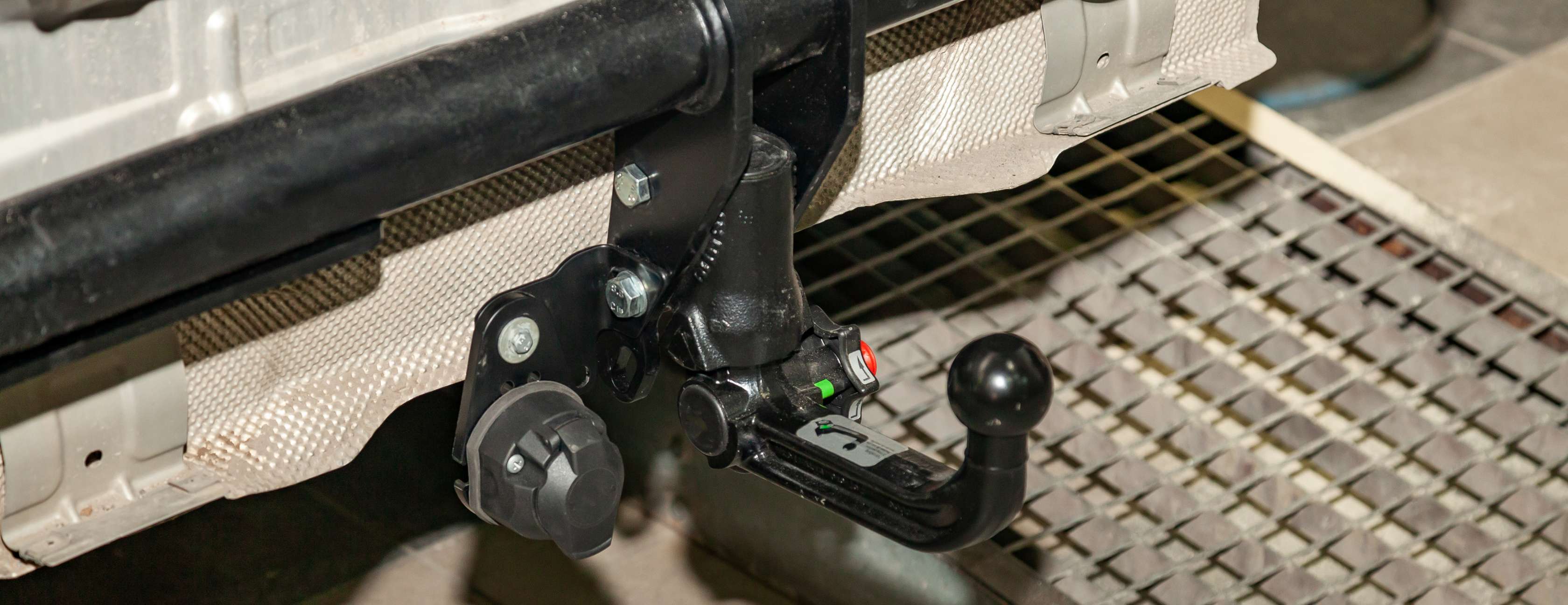 Anhängerkupplung eintragen: Nahaufnahme einer Pkw-Anhängerkupplung in Werkstatt