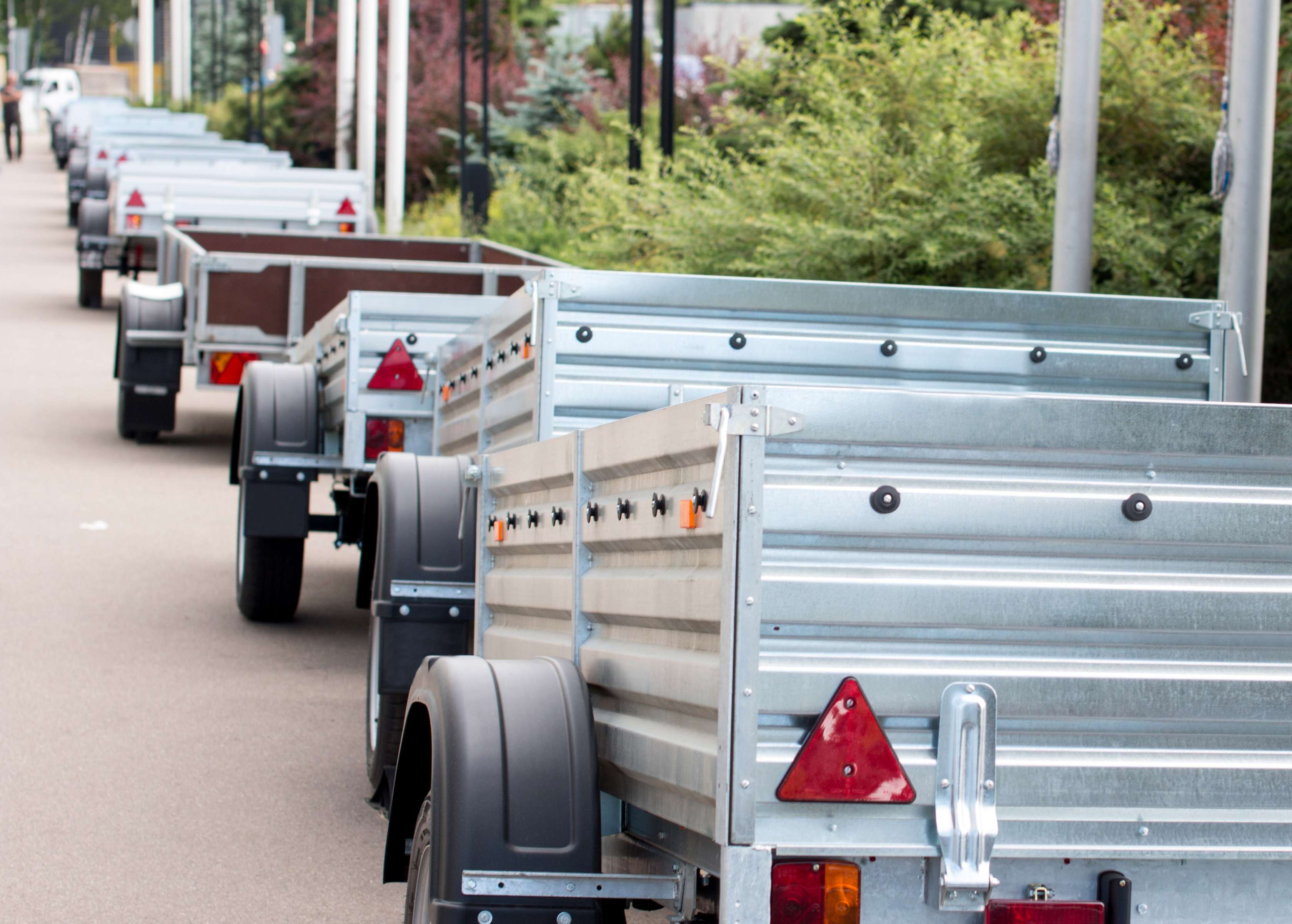 Anhänger anmelden: Neue PKW-Anhänger stehen an einem Straßenrand