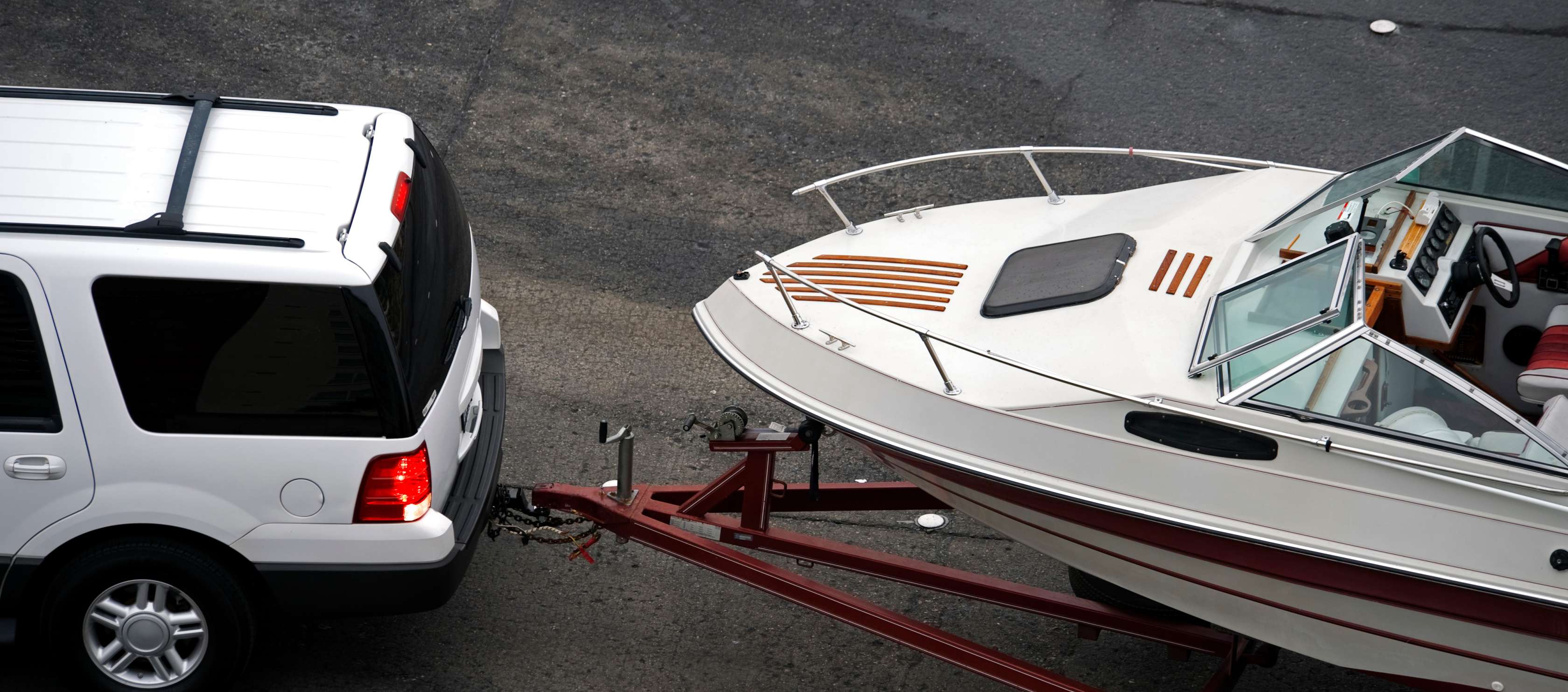 Stützlast Anhängerkupplung: SUV zieht Anhänger, auf dem sich ein Boot befindet