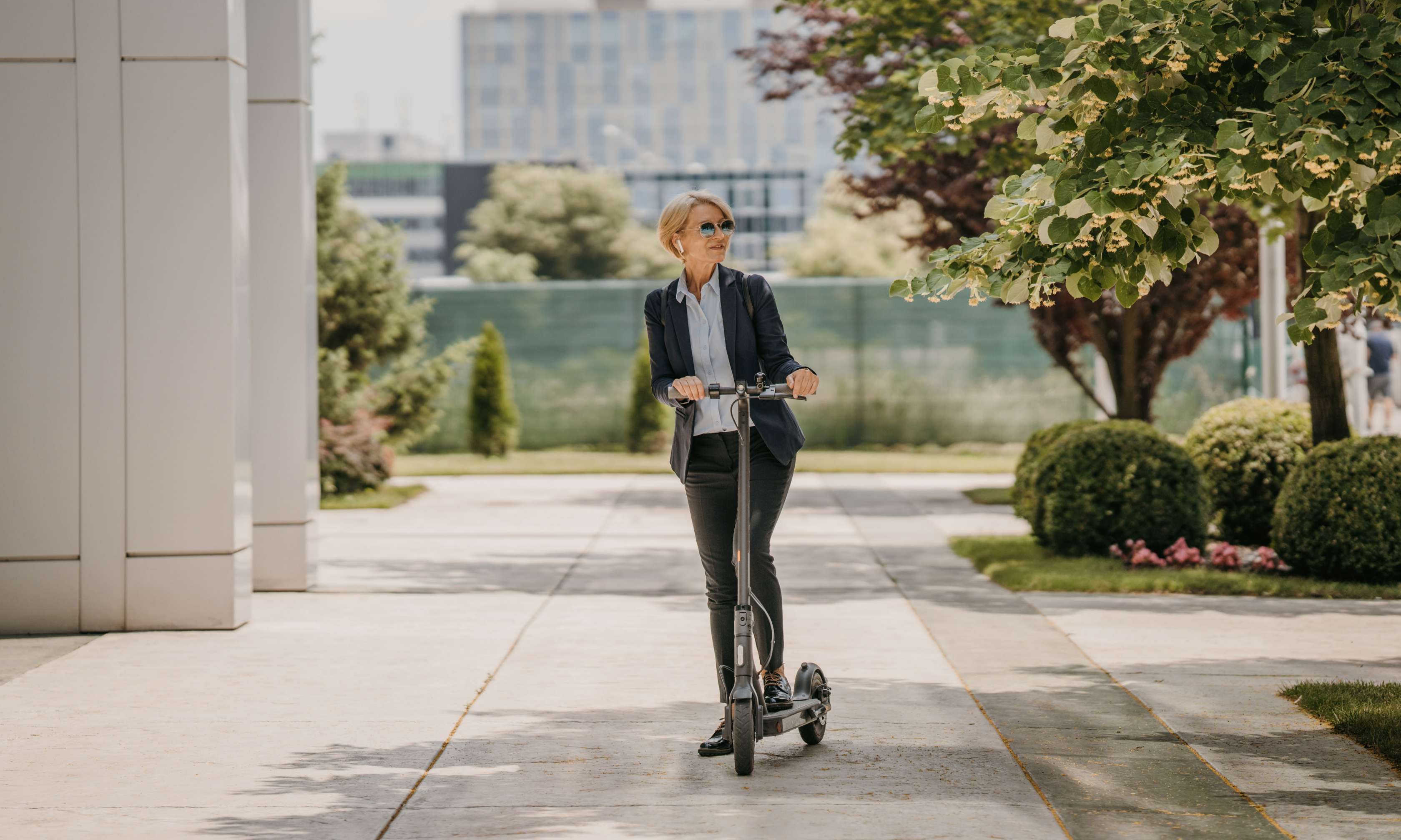 E-Scooter-Regeln: Eine Frau fährt auf einem E-Scooter in der Stadt