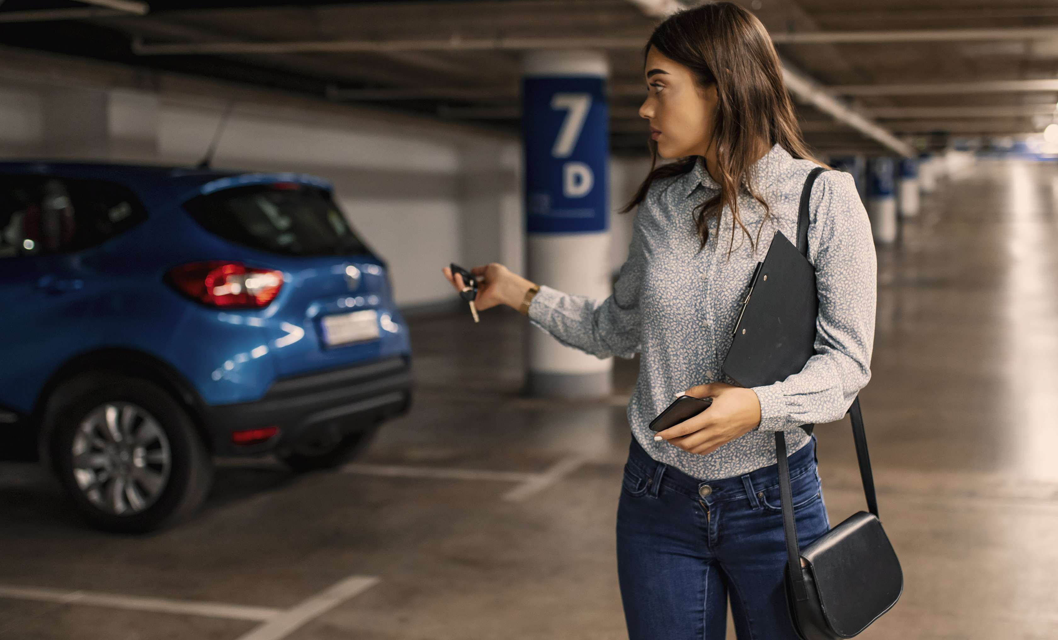 eVB-Nummer: Frau läuft durch Tiefgarage und schließt ein blaues Auto ab