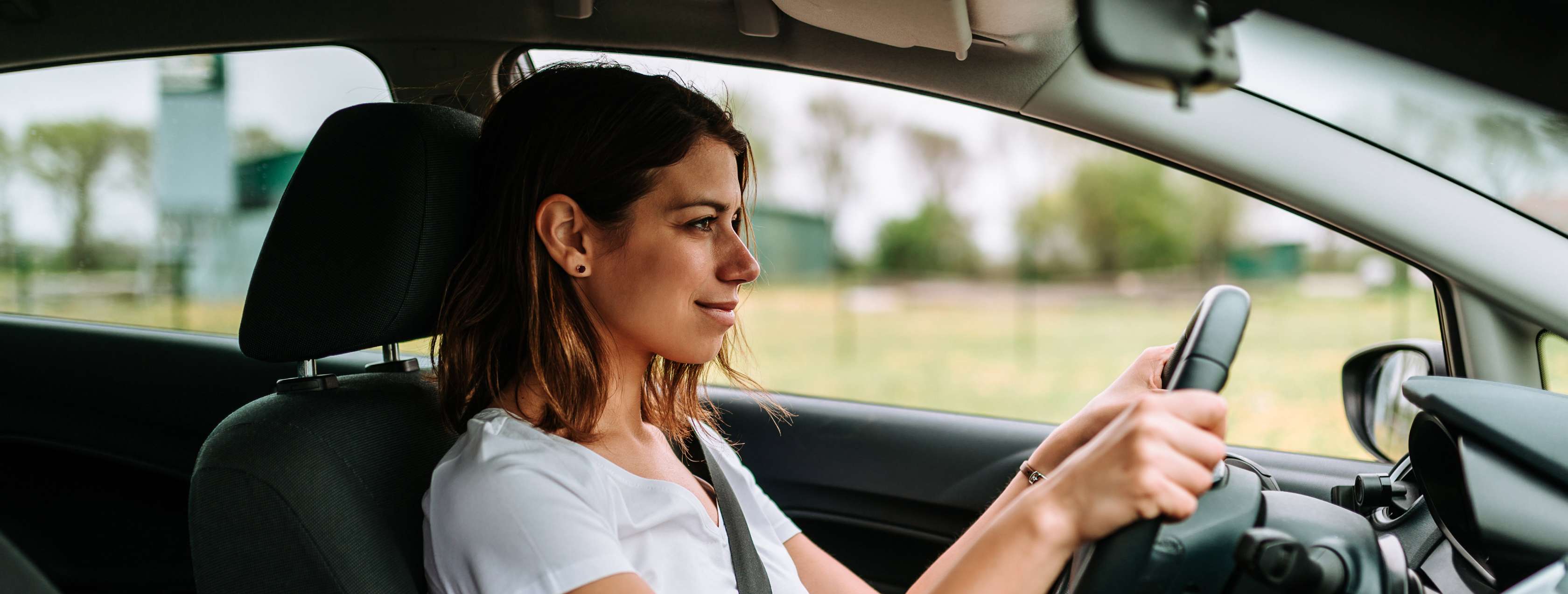 Fahrleistung: Frau sitzt am Steuer eines PKW