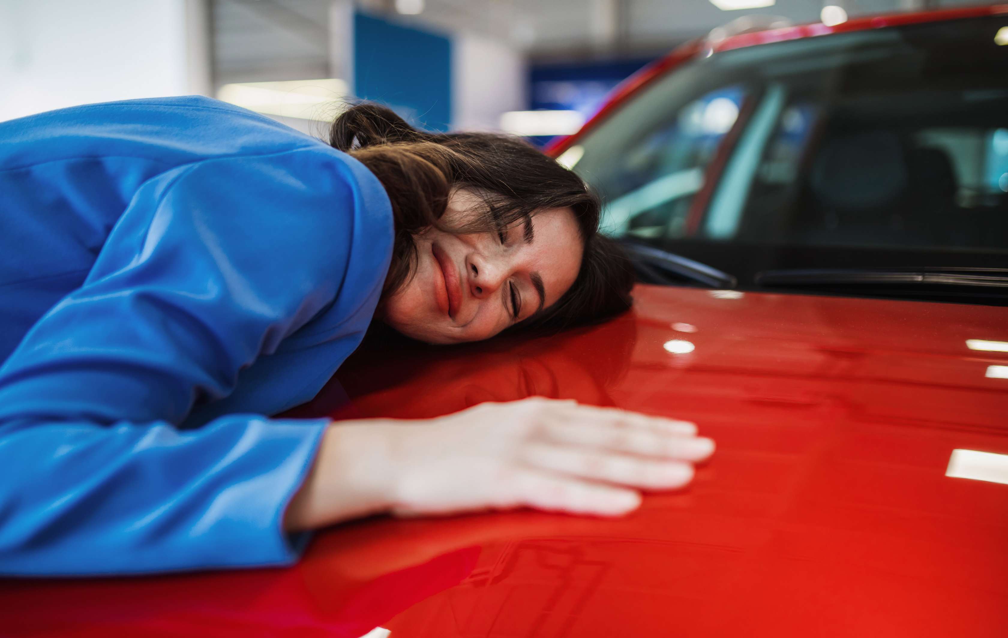 Fahrzeugwechsel-Versicherung: Frau und Mann sitzen in Auto und tippen auf Display im Armaturenbrett