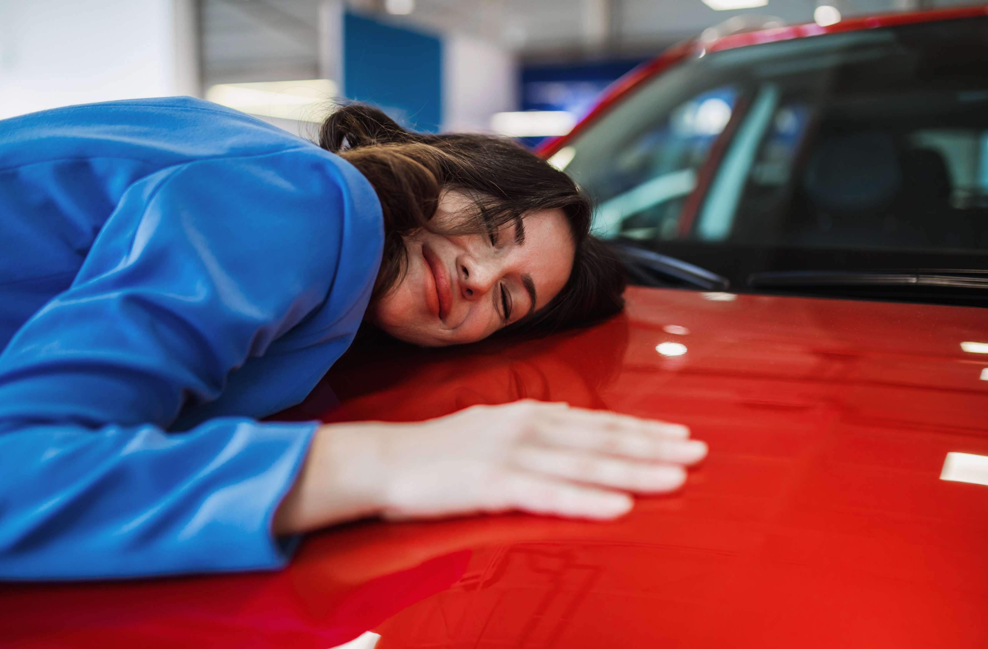Gebrauchtwagen-Versicherung: Ein Mann bewertet ein Auto.