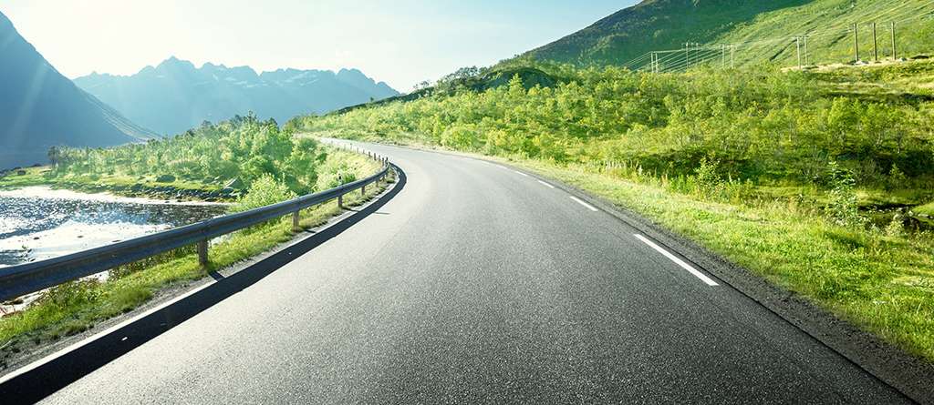 Fiat Versicherung: Blick auf Straße inmitten grüner Berglandschaft