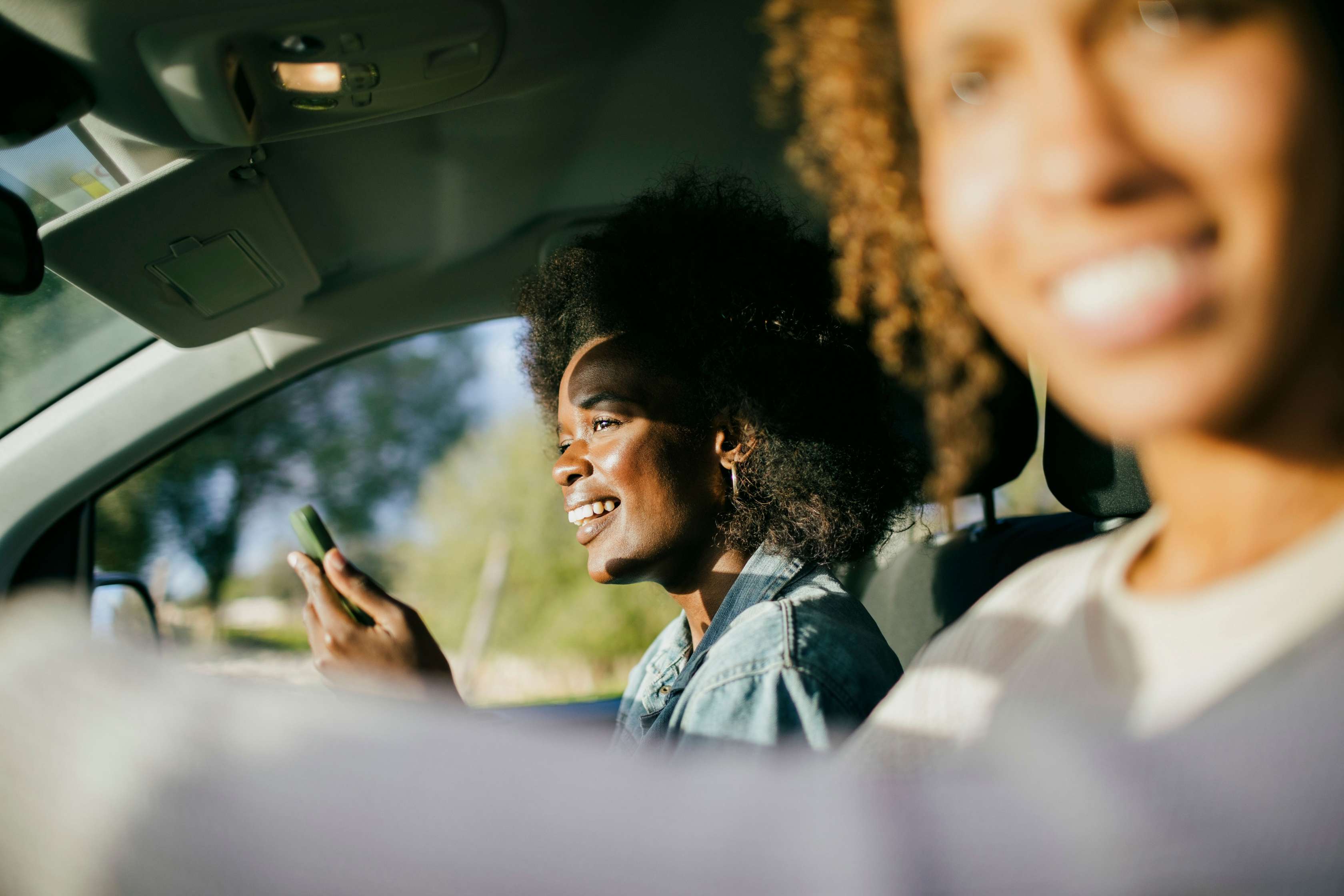 Zwei Frauen sitzen vorne im Auto
