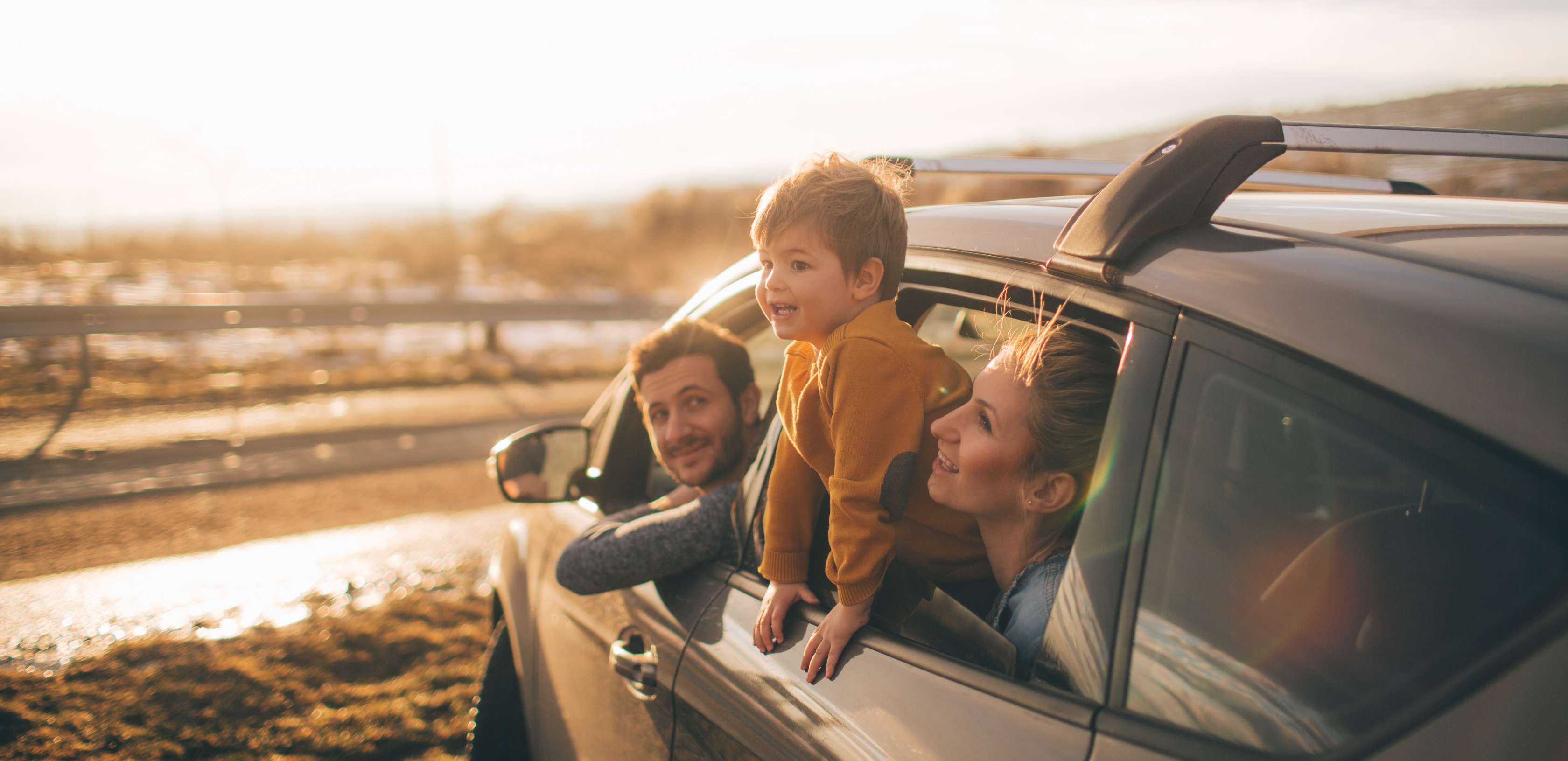 Schadenfreiheitsklasse bei Kfz-Versicherung: Familie sitzt in Auto und schaut aus Autofenster