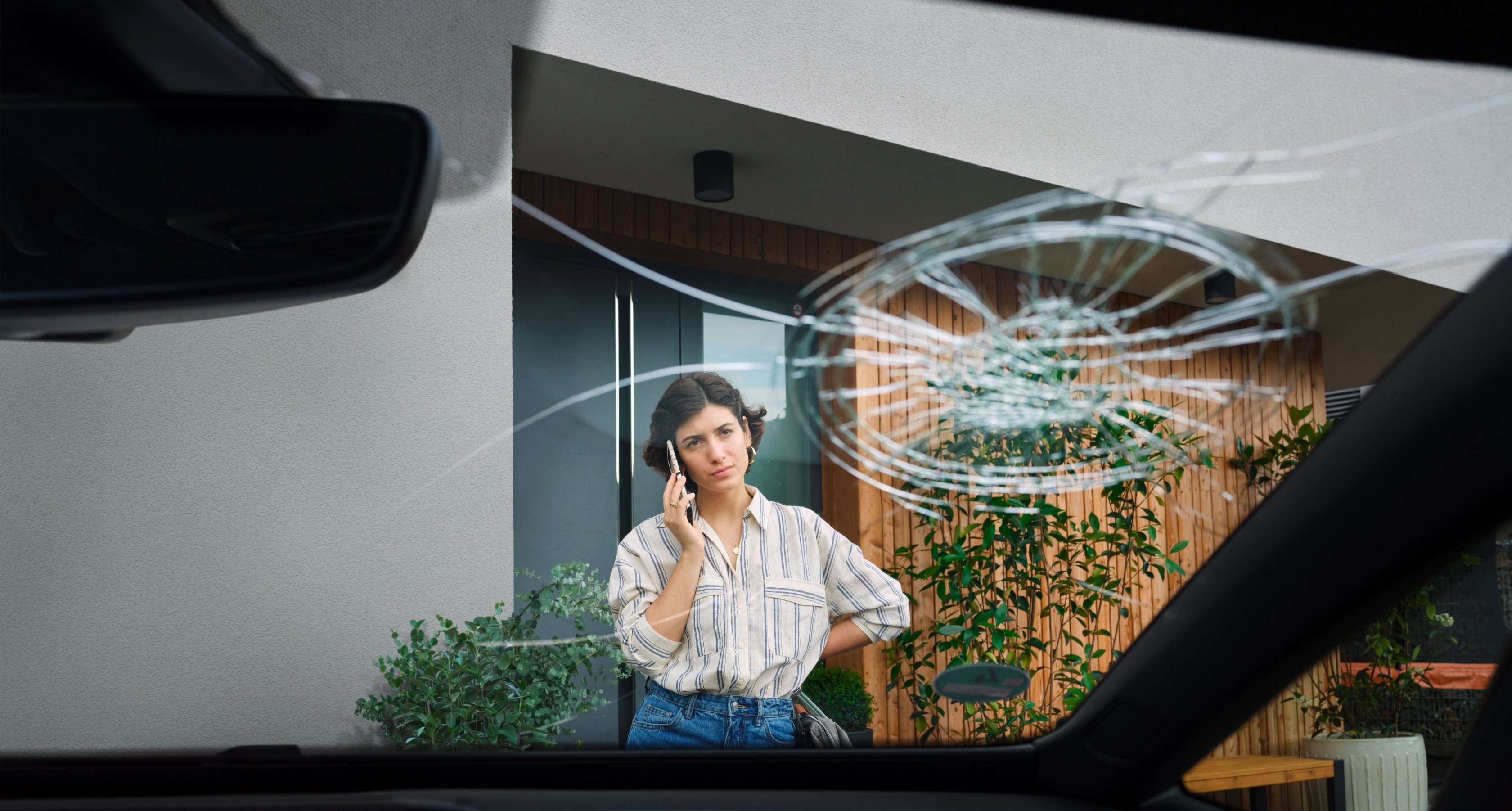 Fröhliche Frau streckt ihre Hand aus dem Autofenster des Abschleppwagens