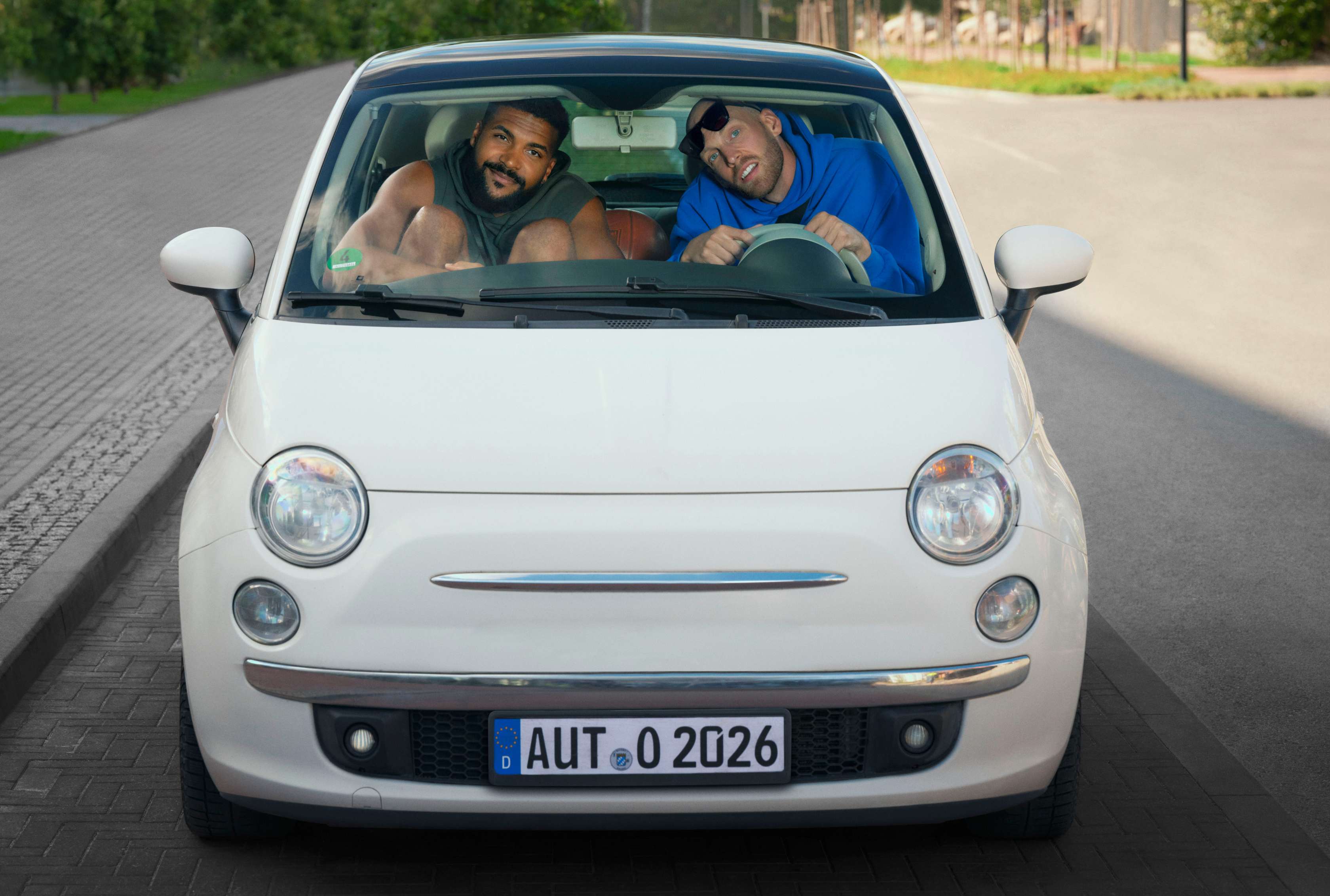 Sonderkündigungsrecht: Zwei Frauen sitzen am Besprechungstisch eines Büros und sichten Unterlagen